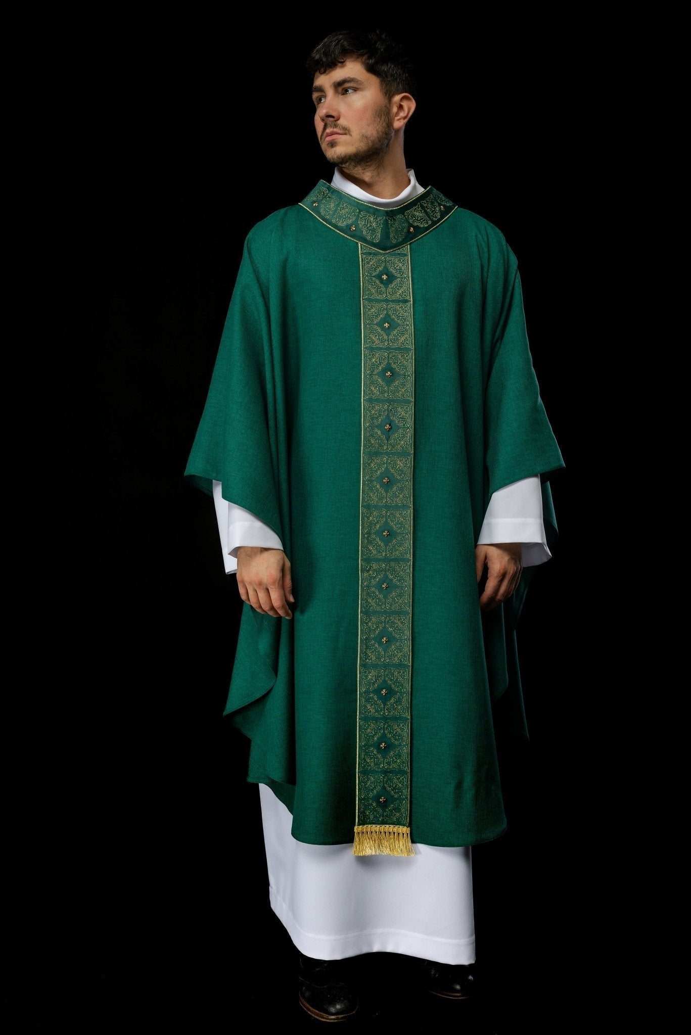 Casulla con cinturón y cuello ricamente bordados en verde S - 7057 - 01 - 70 - CASULLAS.ES