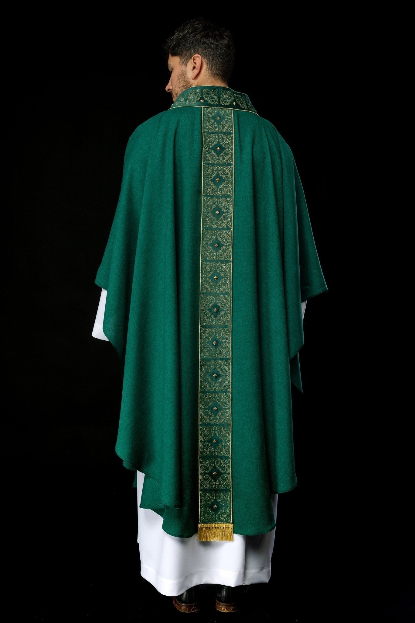 Casulla con cinturón y cuello ricamente bordados en verde S - 7057 - 01 - 70 - CASULLAS.ES