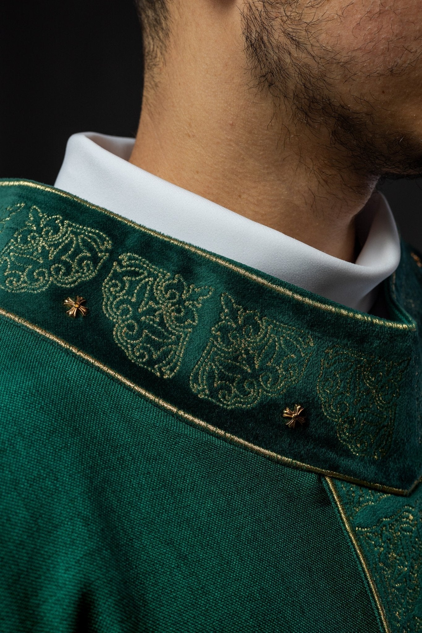 Casulla con cinturón y cuello ricamente bordados en verde S - 7057 - 01 - 70 - CASULLAS.ES