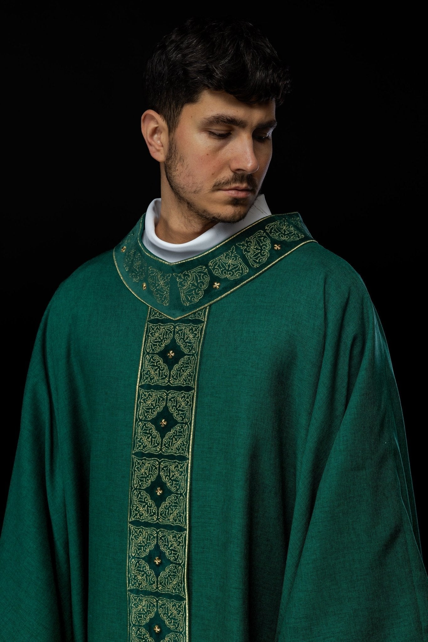 Casulla con cinturón y cuello ricamente bordados en verde S - 7057 - 01 - 70 - CASULLAS.ES