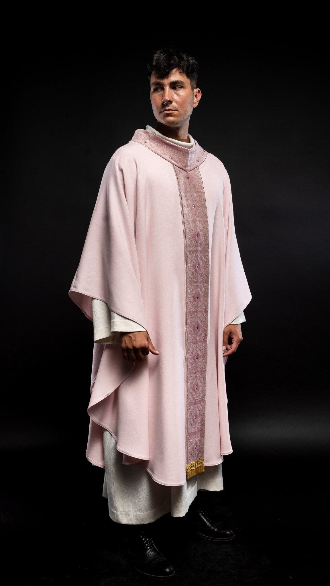 Casulla con cinturón y cuello ricamente bordados y de color en rosa S - 7057 - 08 - 70 - CASULLAS.ES