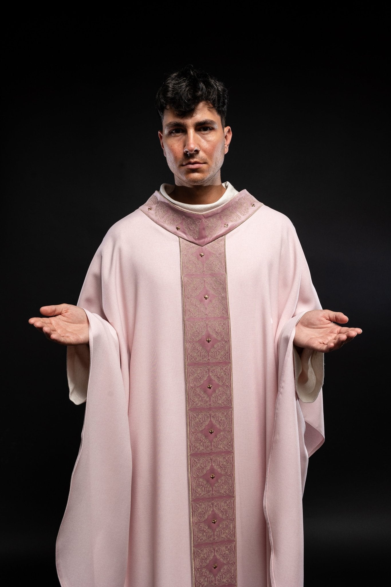 Casulla con cinturón y cuello ricamente bordados y de color en rosa S - 7057 - 08 - 70 - CASULLAS.ES