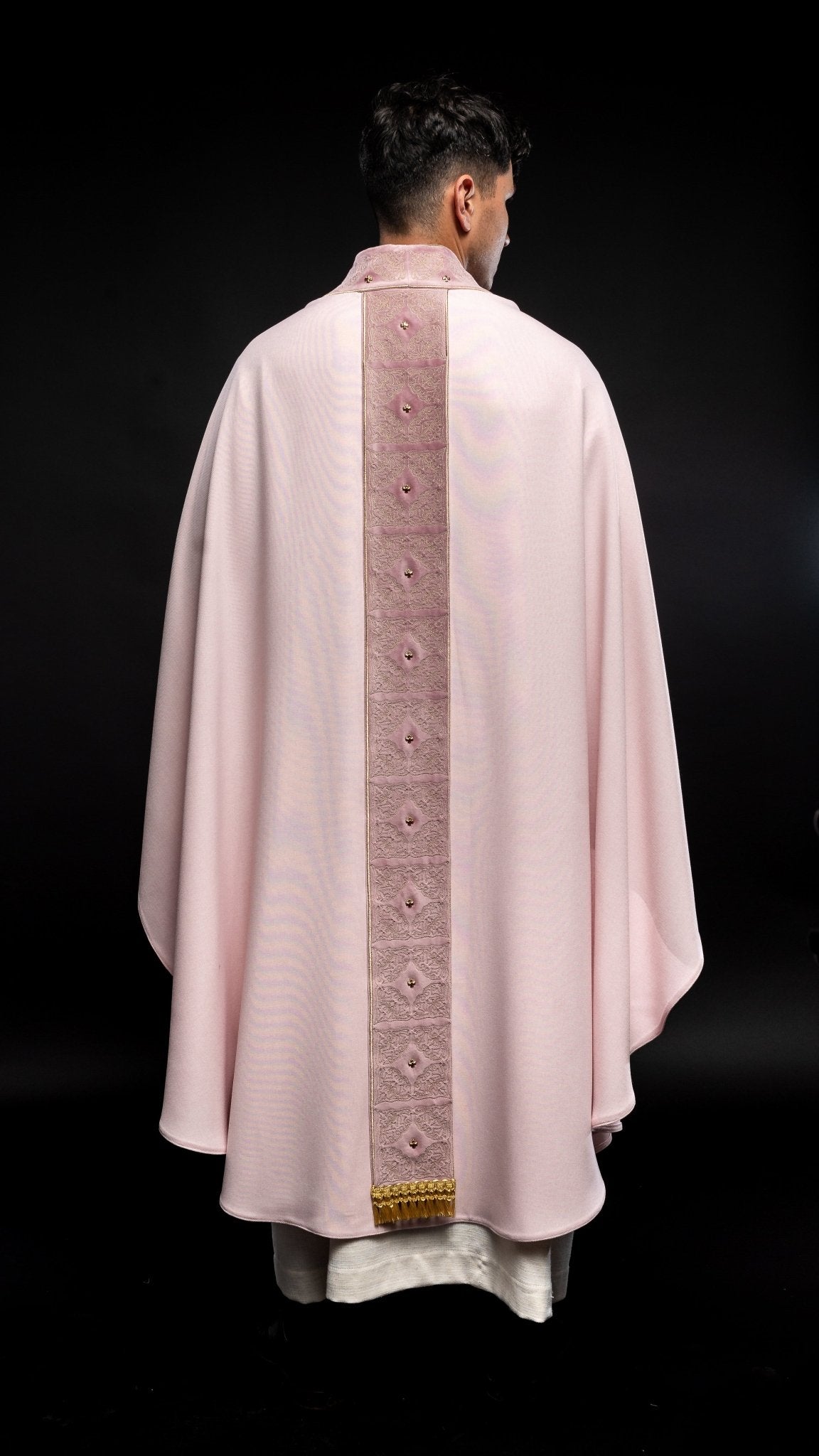 Casulla con cinturón y cuello ricamente bordados y de color en rosa S - 7057 - 08 - 70 - CASULLAS.ES