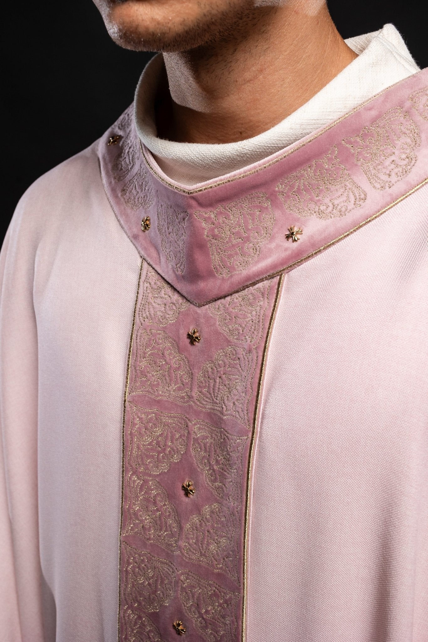 Casulla con cinturón y cuello ricamente bordados y de color en rosa S - 7057 - 08 - 70 - CASULLAS.ES