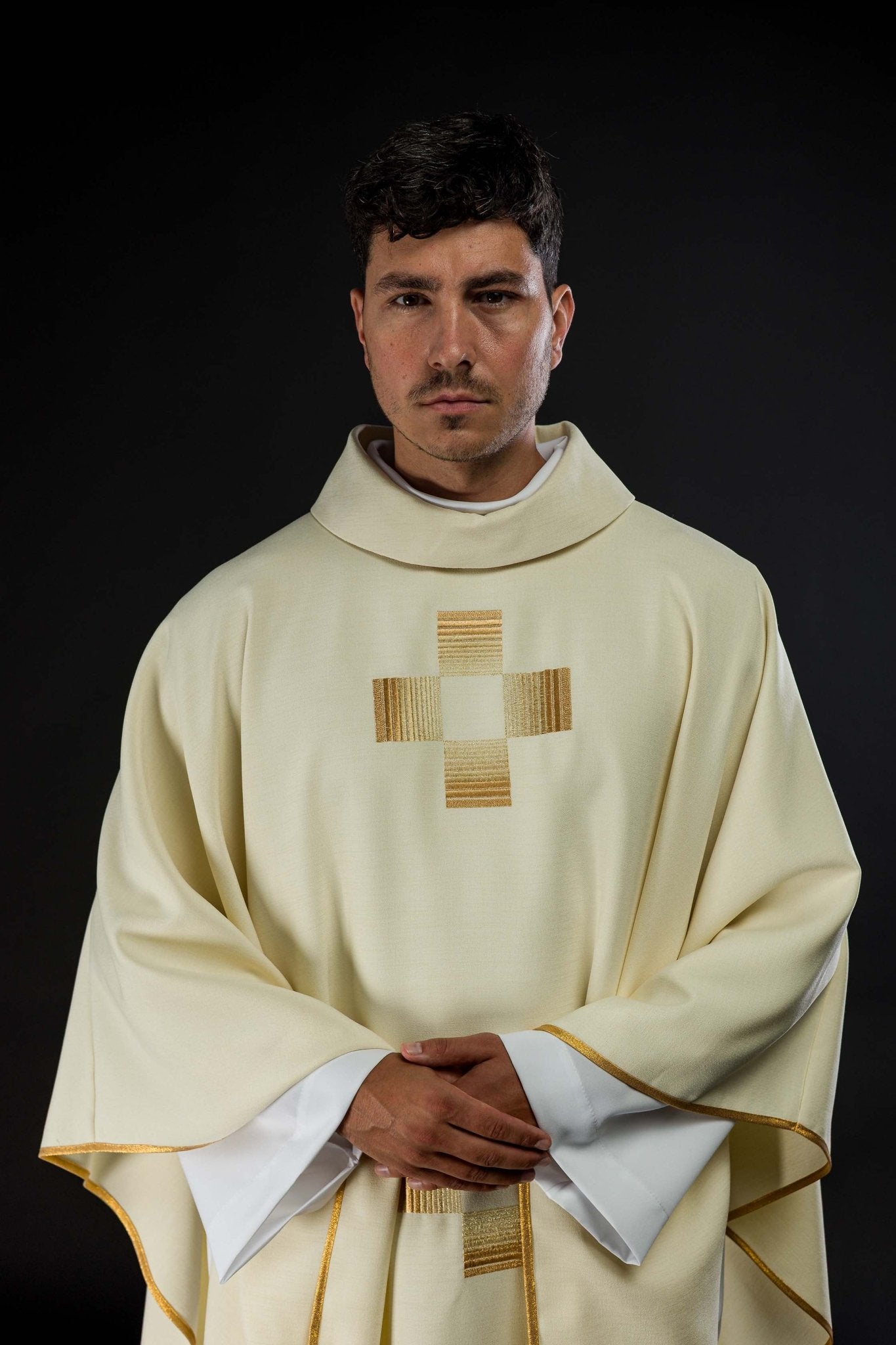 Casulla con cruces bordadas de oro HA7011-05 ECRU - CASULLAS.ES