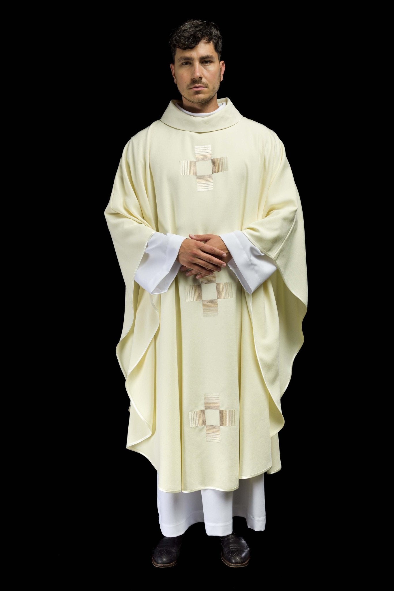 Casulla con cruces bordadas en color ecru HA7033-05 ECRU - CASULLAS.ES