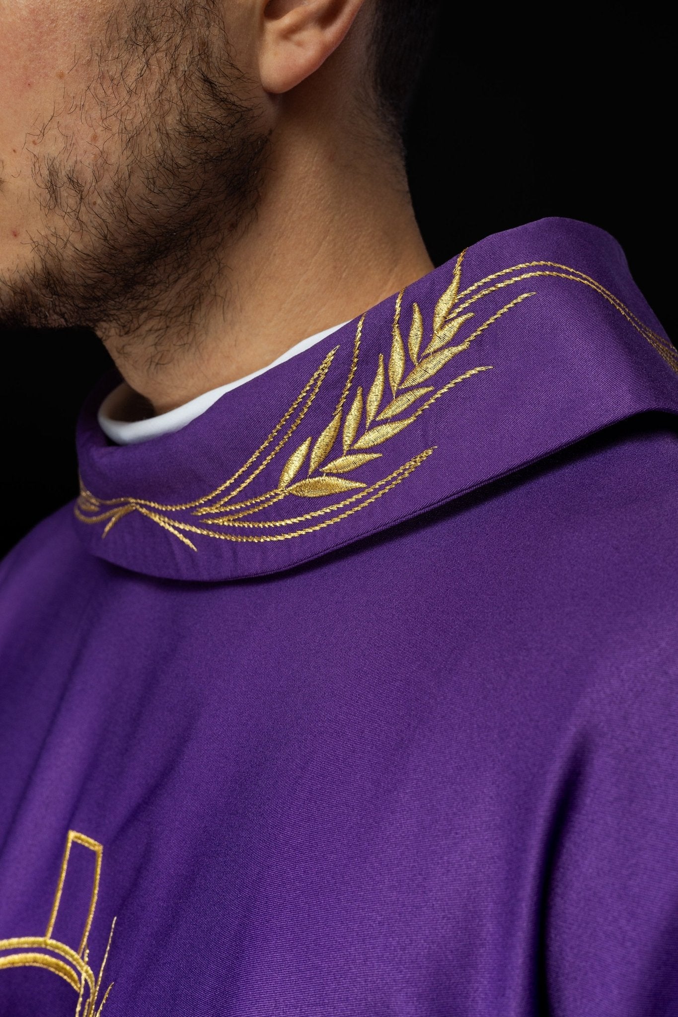 Casulla con cruz bordada y motivos de orejas en morado S - 7054 - 03 - 53 - CASULLAS.ES