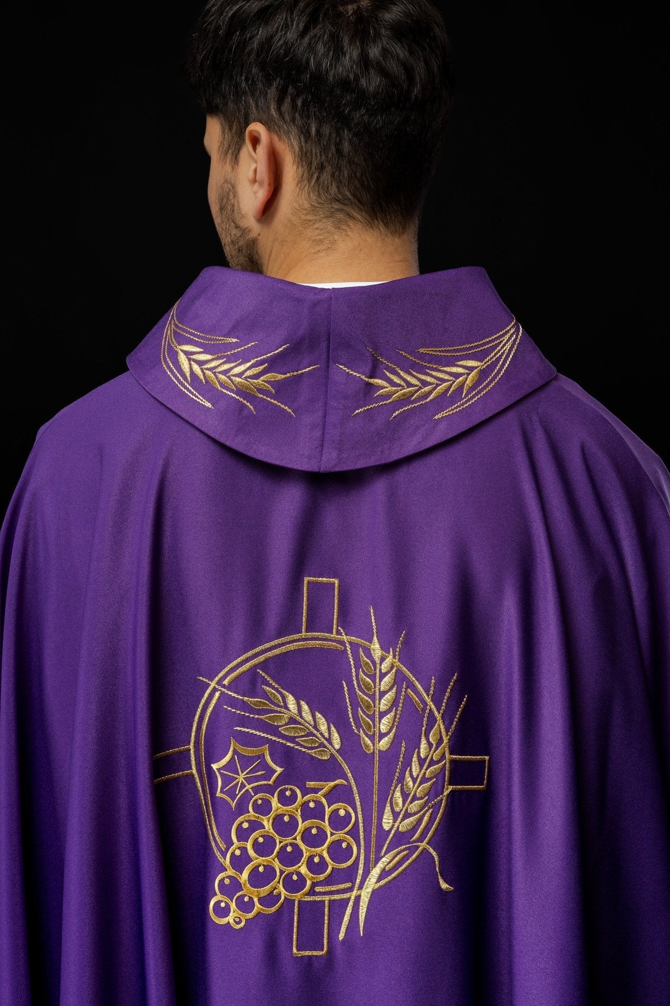 Casulla con cruz bordada y motivos de orejas en morado S - 7054 - 03 - 53 - CASULLAS.ES