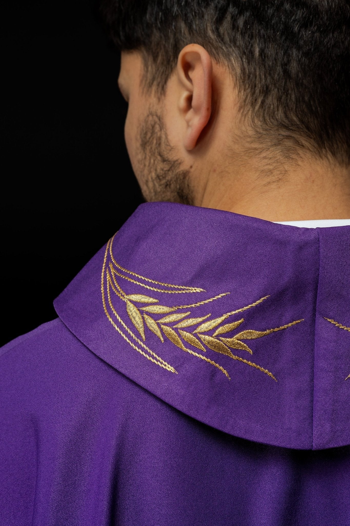 Casulla con cruz bordada y motivos de orejas en morado S - 7054 - 03 - 53 - CASULLAS.ES