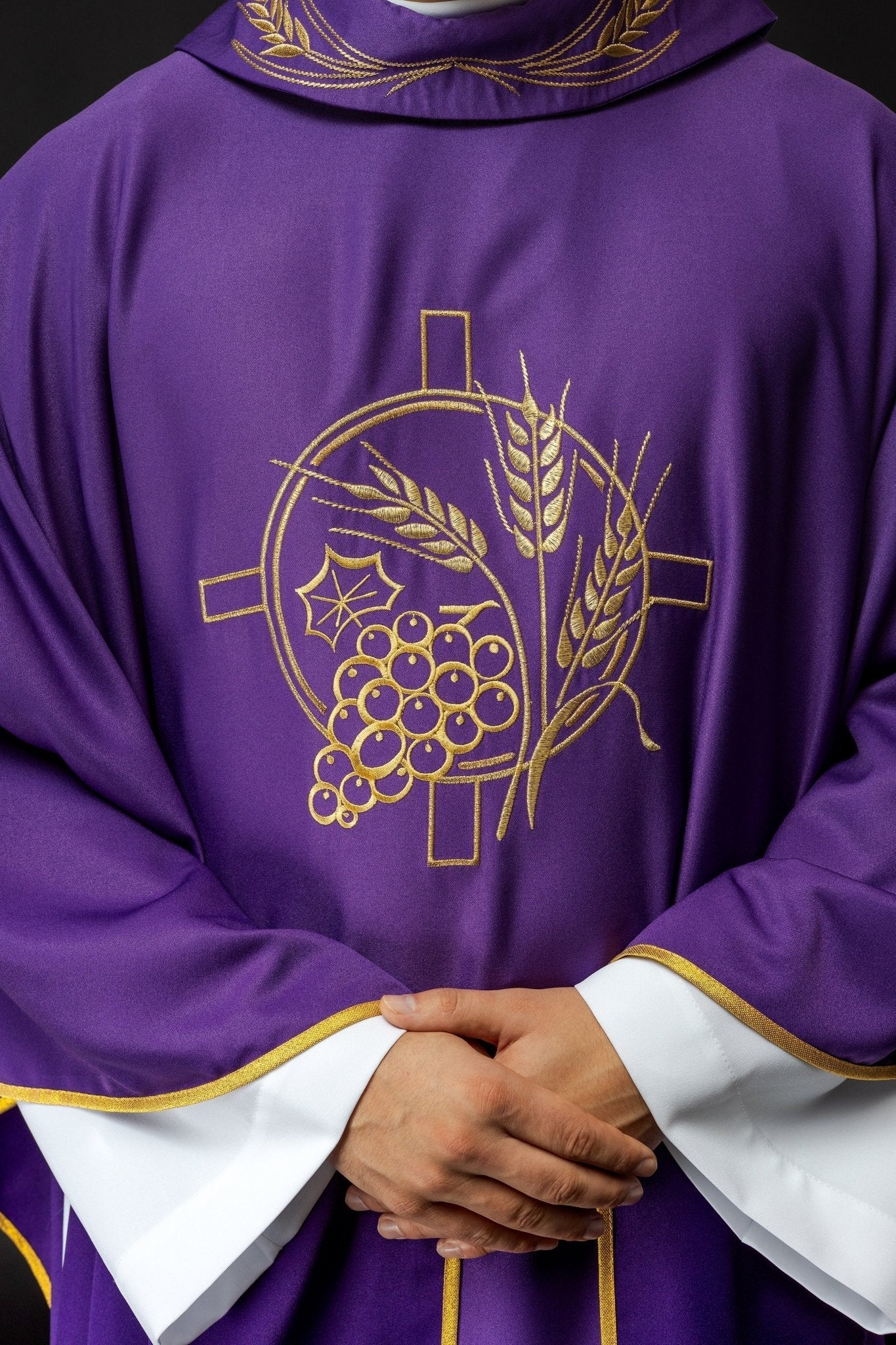 Casulla con cruz bordada y motivos de orejas en morado S - 7054 - 03 - 53 - CASULLAS.ES