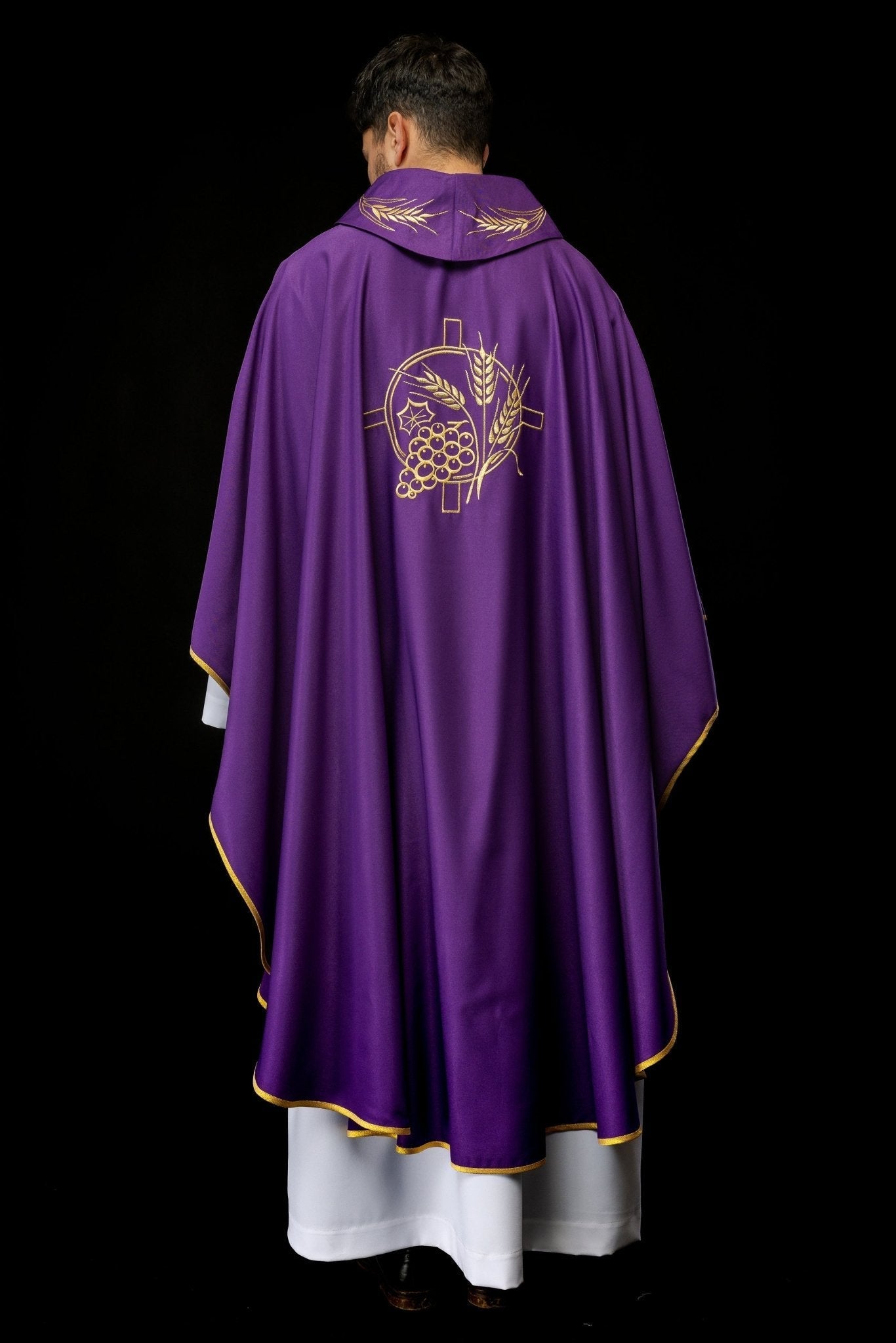 Casulla con cruz bordada y motivos de orejas en morado S - 7054 - 03 - 53 - CASULLAS.ES