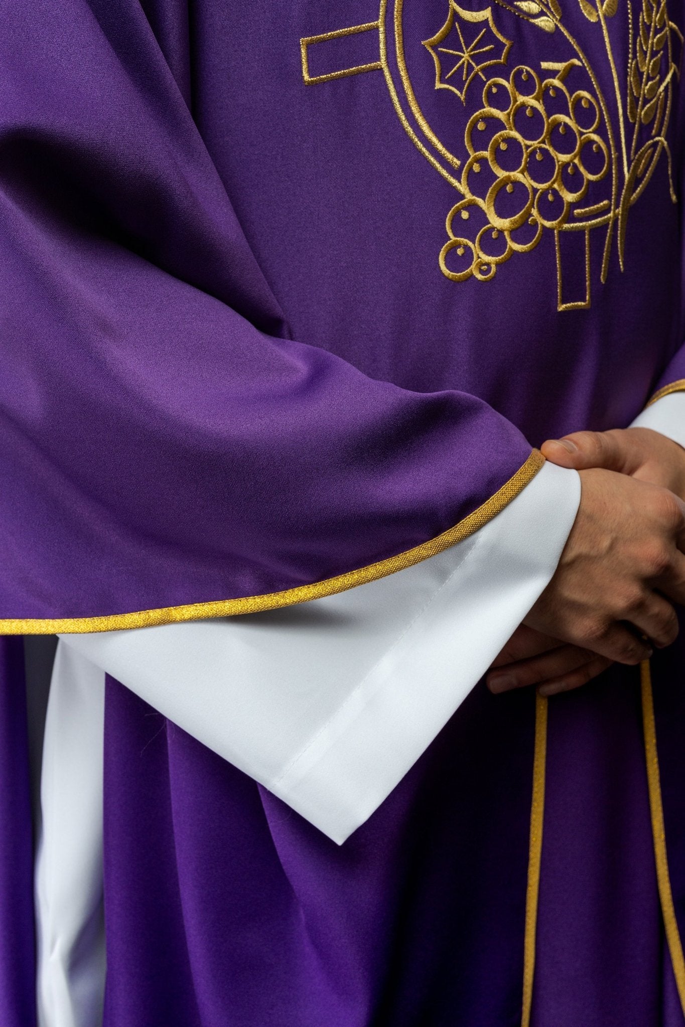 Casulla con cruz bordada y motivos de orejas en morado S - 7054 - 03 - 53 - CASULLAS.ES