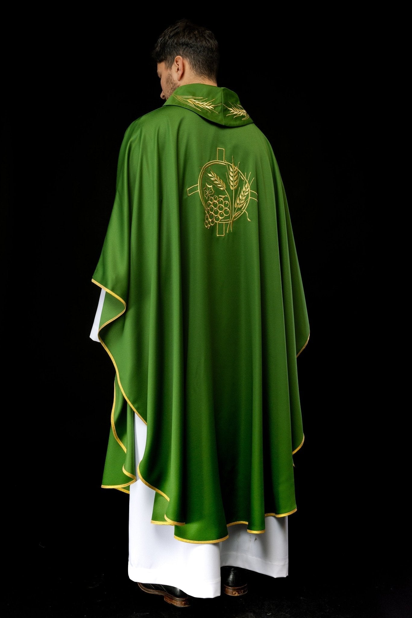 Casulla con cruz bordada y motivos de orejas en verde S - 7054 - 01 - 53 - CASULLAS.ES