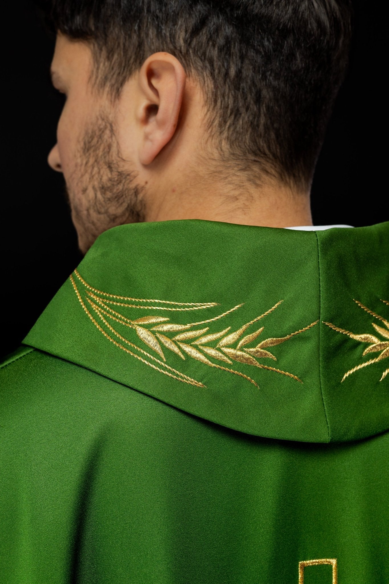 Casulla con cruz bordada y motivos de orejas en verde S - 7054 - 01 - 53 - CASULLAS.ES