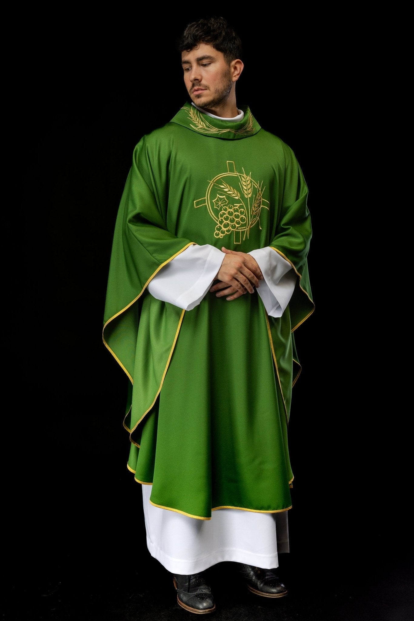 Casulla con cruz bordada y motivos de orejas en verde S - 7054 - 01 - 53 - CASULLAS.ES