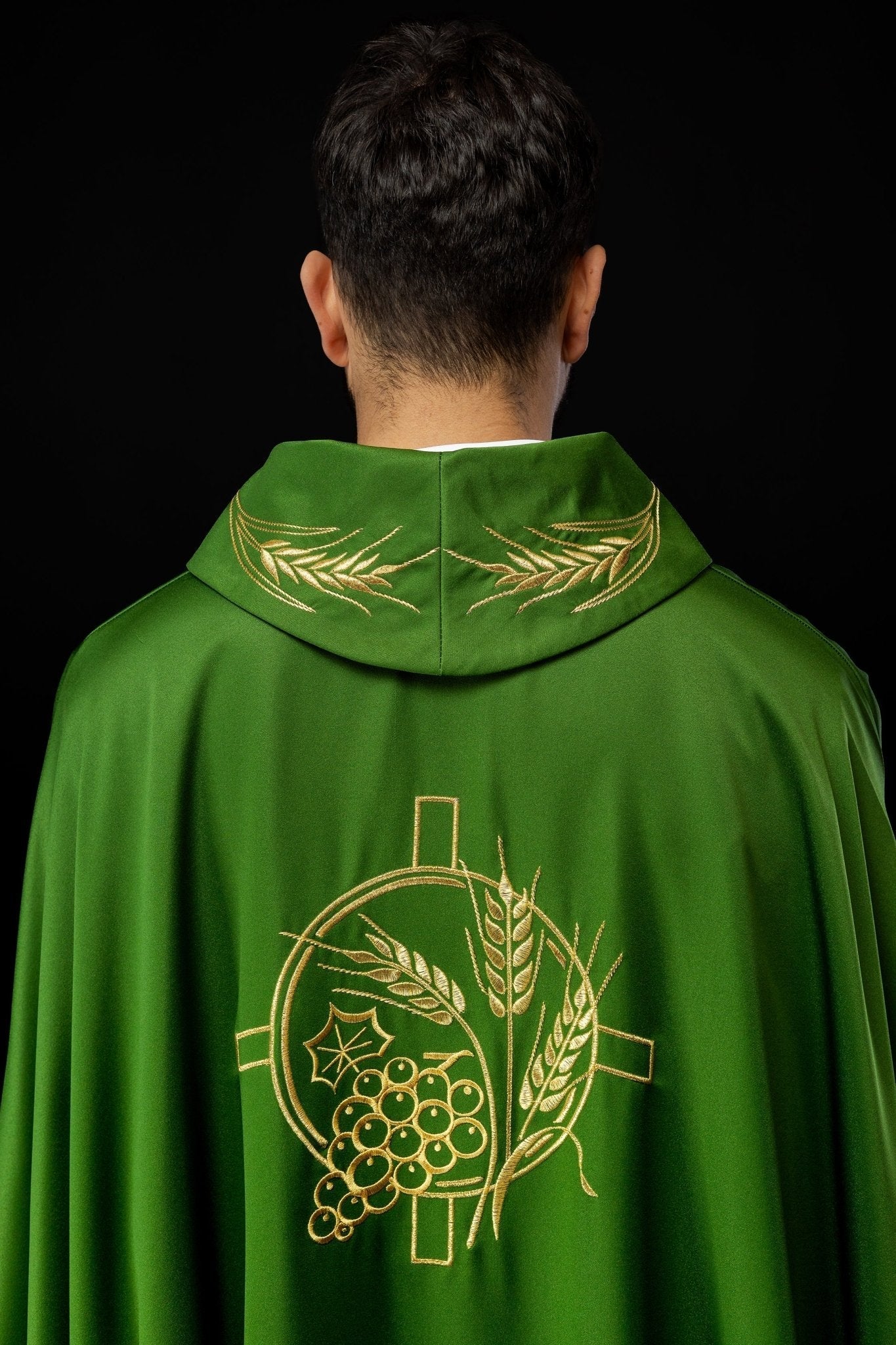 Casulla con cruz bordada y motivos de orejas en verde S - 7054 - 01 - 53 - CASULLAS.ES