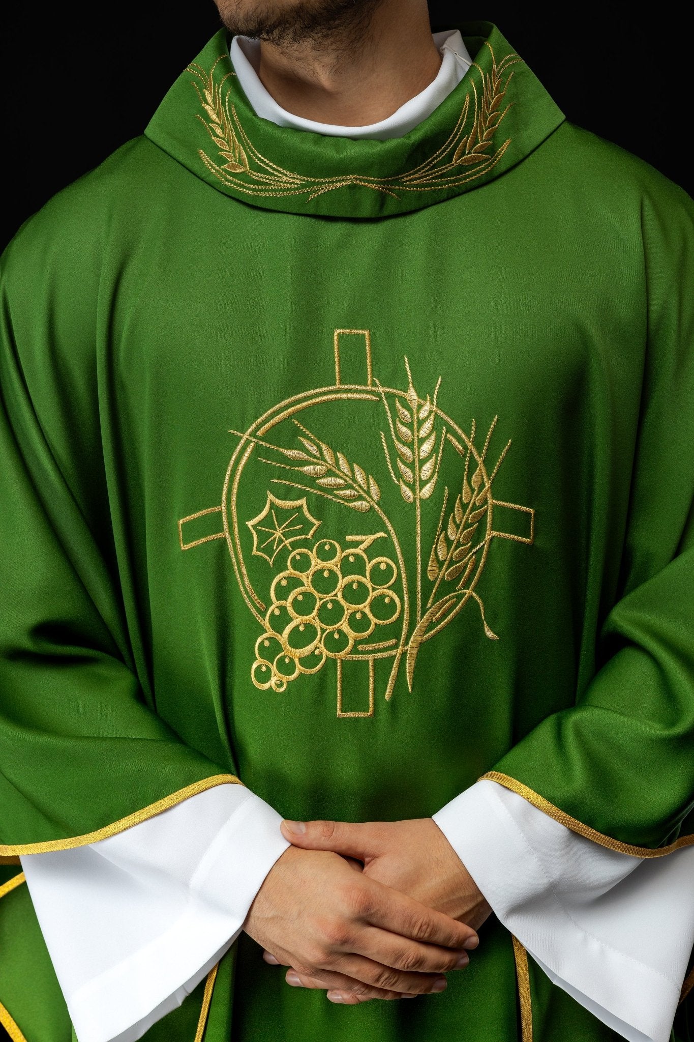 Casulla con cruz bordada y motivos de orejas en verde S - 7054 - 01 - 53 - CASULLAS.ES