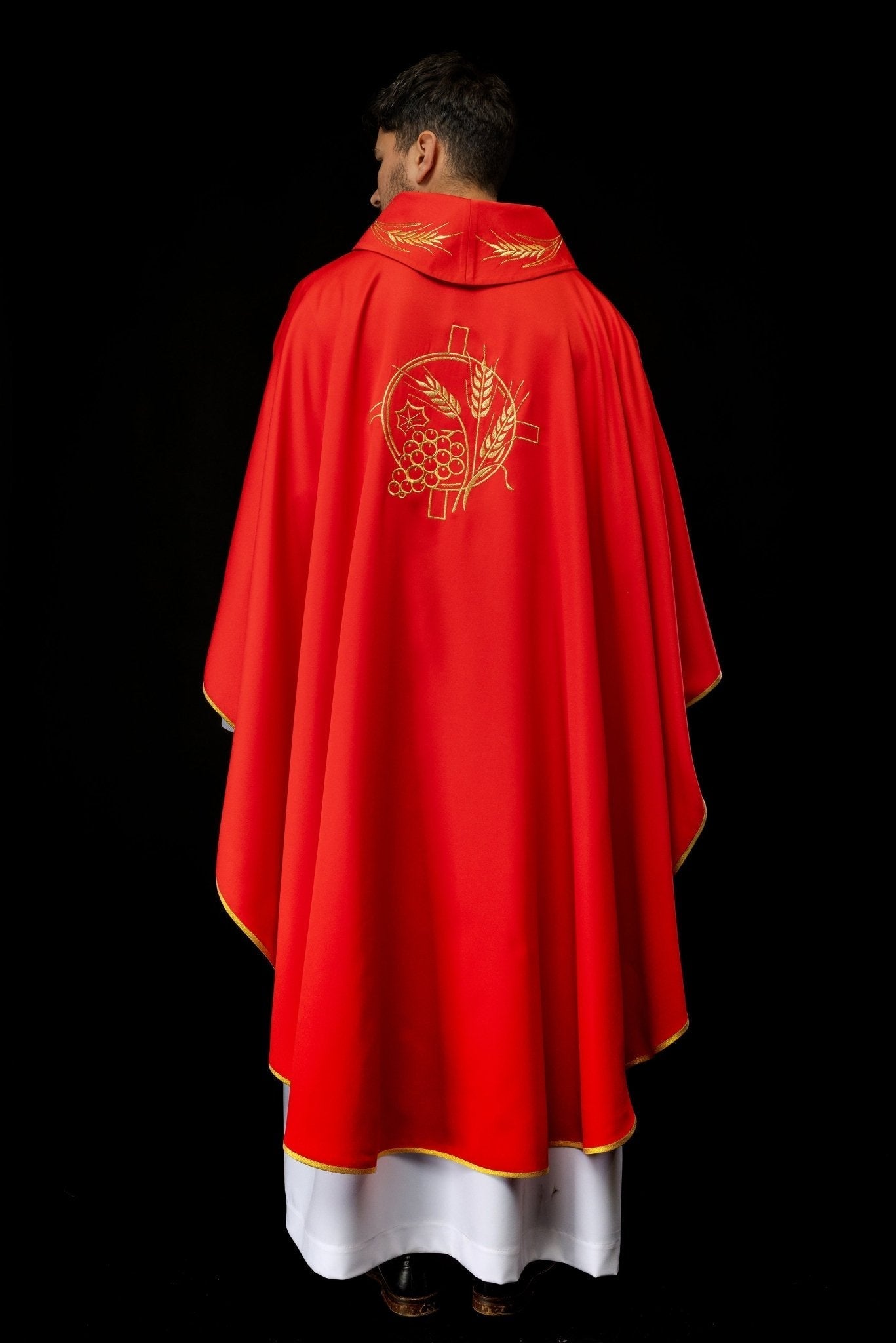 Casulla con cruz bordada y motivos de orejas rojas S - 7054 - 02 - 53 - CASULLAS.ES