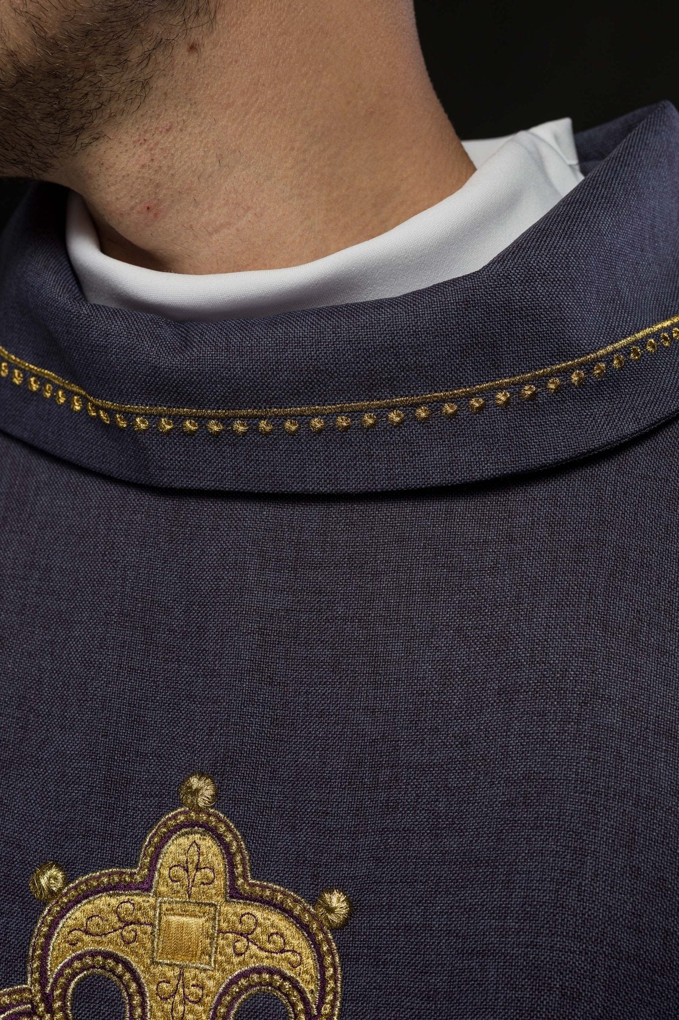 Casulla con cruz bordada y ribete dorado en el cuello y de color violeta S - 7065 - 03 - 70 - CASULLAS.ES