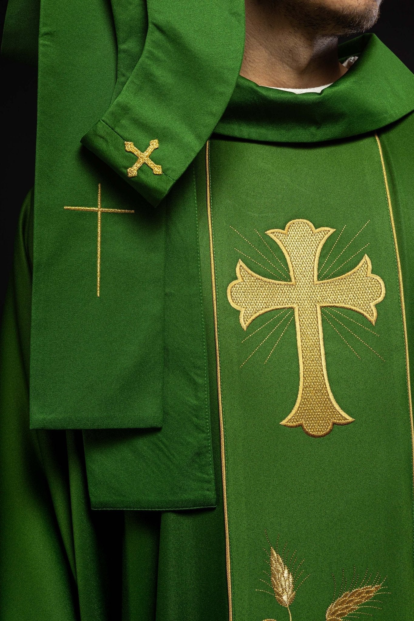 Casulla con cruz verde bordada y espigas de trigo KOR/375/01/53 ZIELONY - CASULLAS.ES
