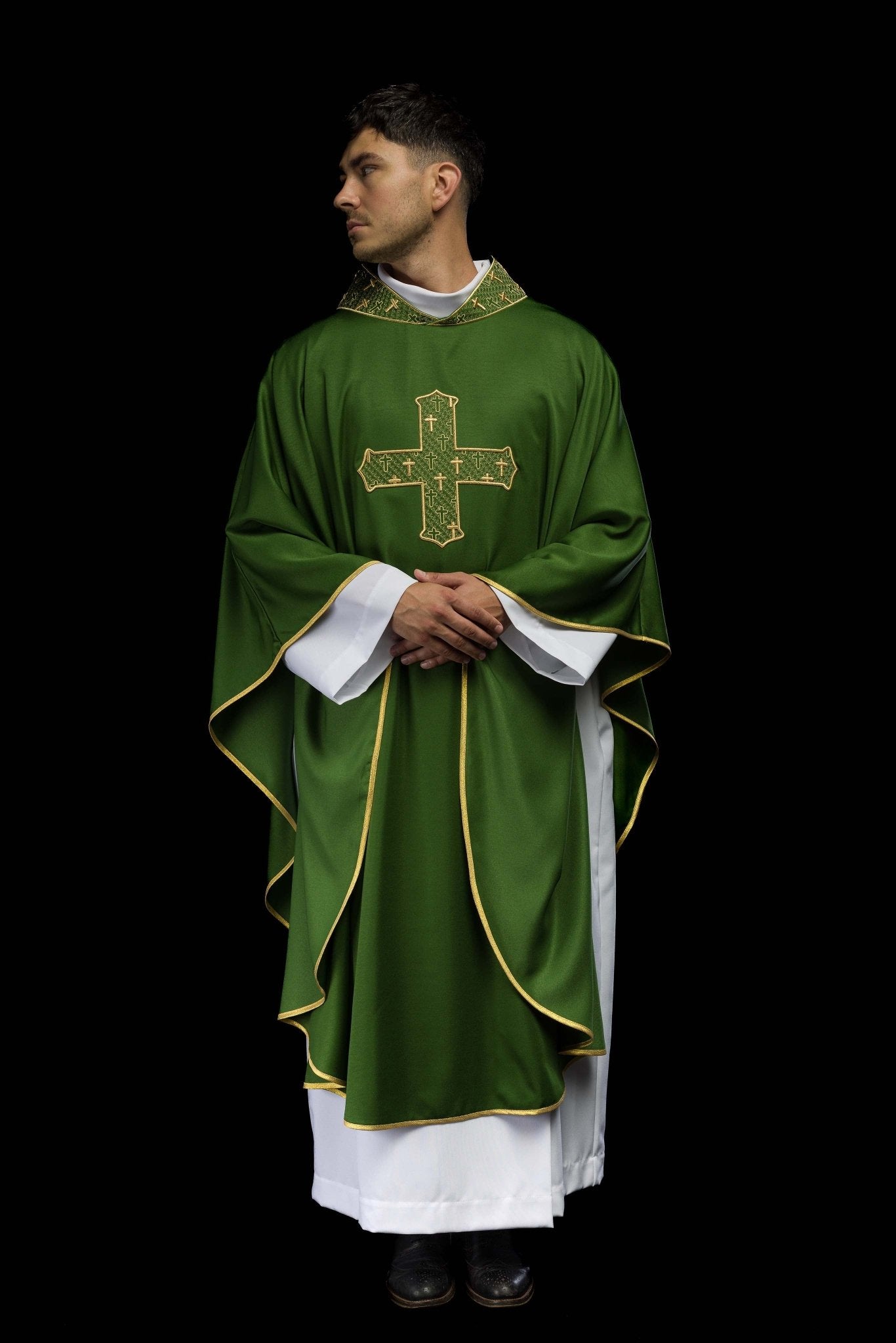 Casulla con cruz y cuello ricamente bordados en verde S-7061-01-53 - CASULLAS.ES