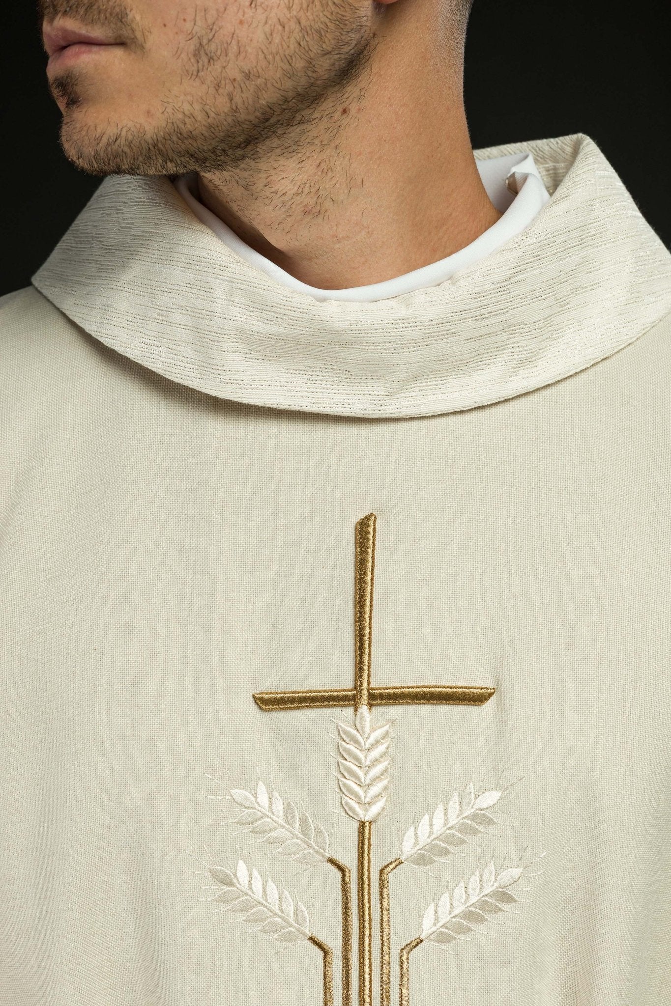 Casulla con motivo de cruz y pez S-7063-05-70 - CASULLAS.ES