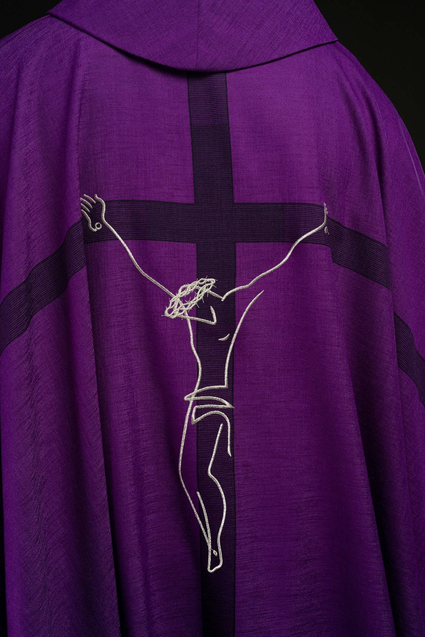 Casulla con motivo de Jesús en la cruz en color morado HA7049-03 FIOLET - CASULLAS.ES