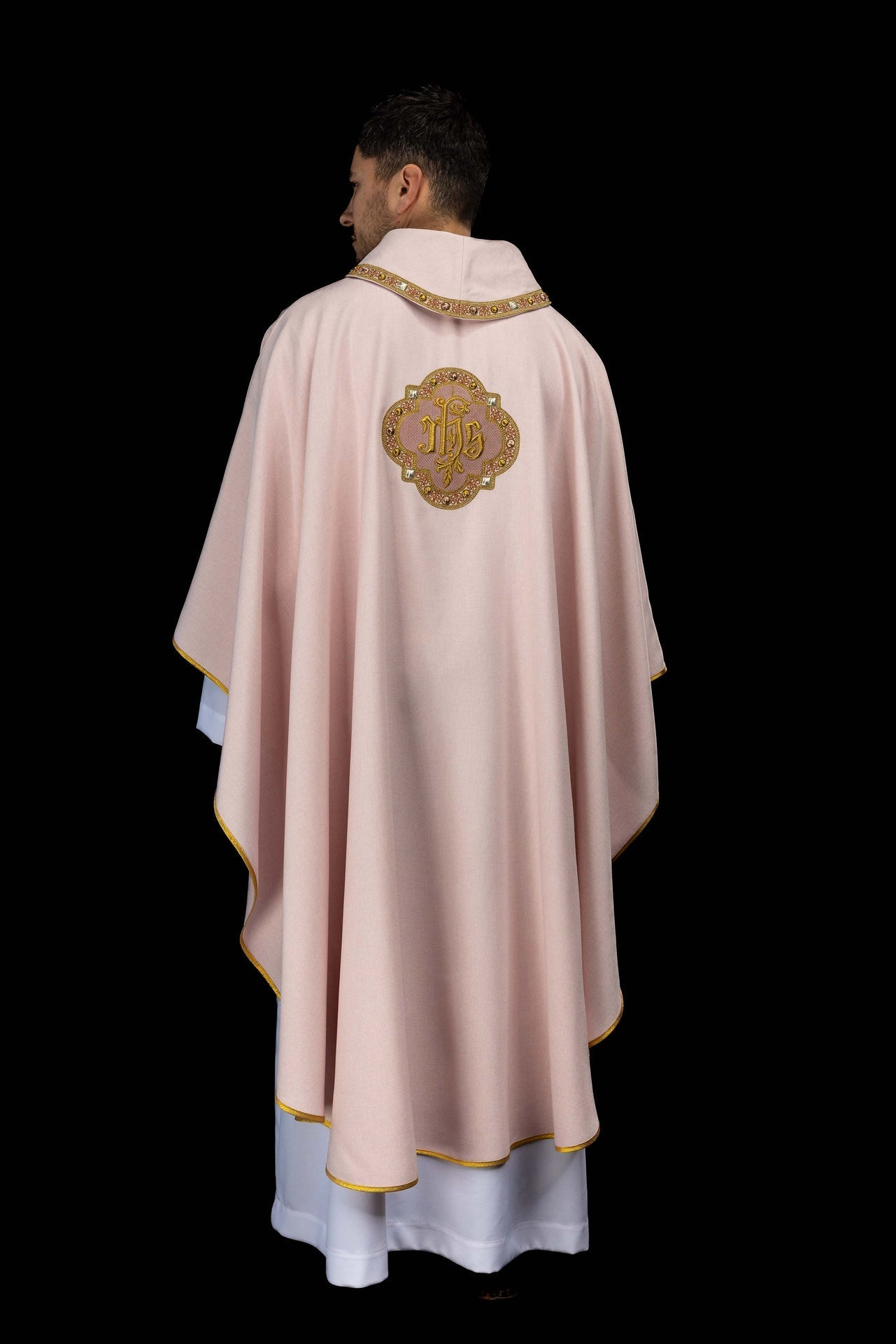 Casulla con rico bordado IHS y cuello en color rosa S-7073-08-70 - CASULLAS.ES