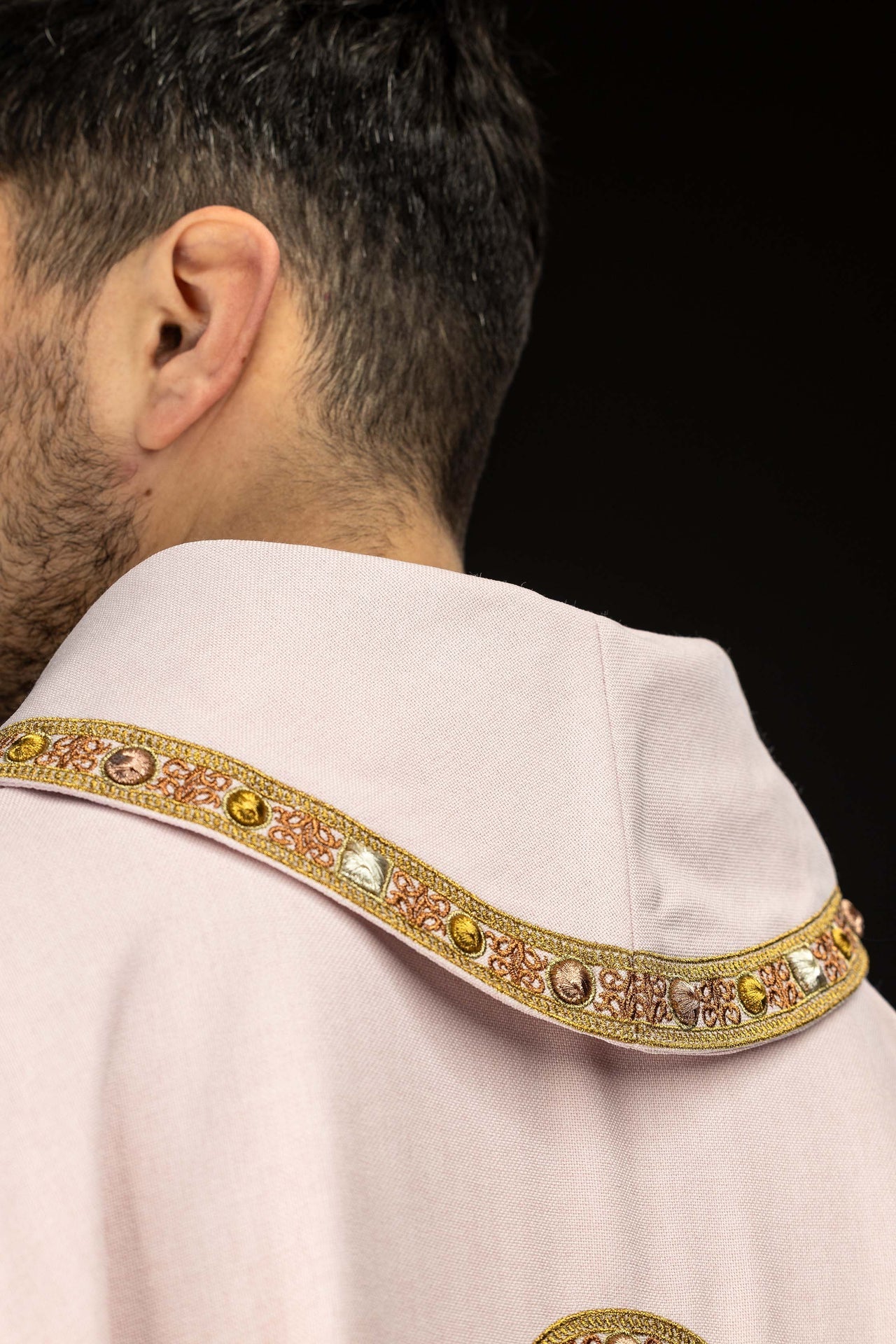 Casulla con rico bordado IHS y cuello en color rosa S-7073-08-70 - CASULLAS.ES