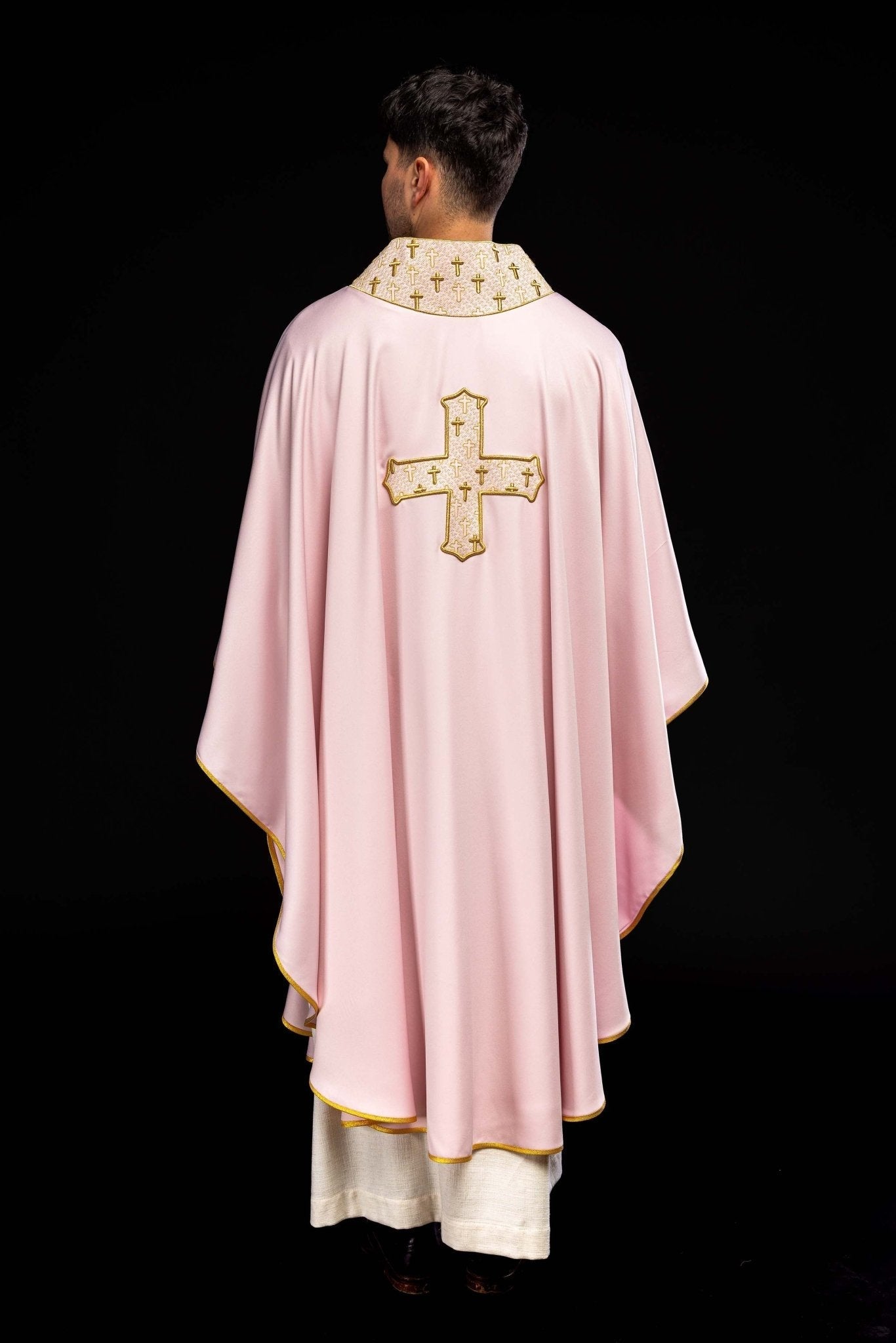 Casulla con una cruz ricamente bordada y cuello rosa S - 7061 - 08 - 53 - CASULLAS.ES
