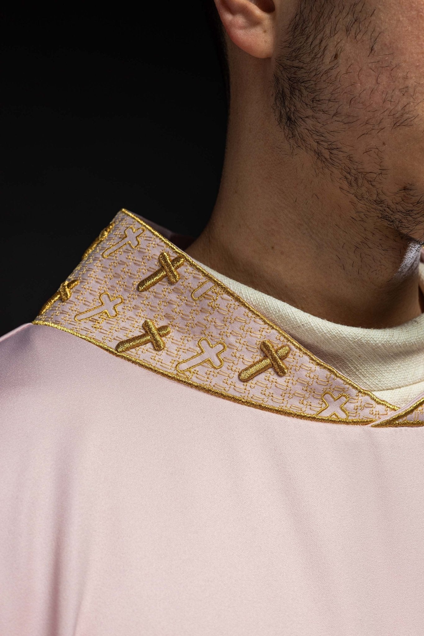 Casulla con una cruz ricamente bordada y cuello rosa S - 7061 - 08 - 53 - CASULLAS.ES