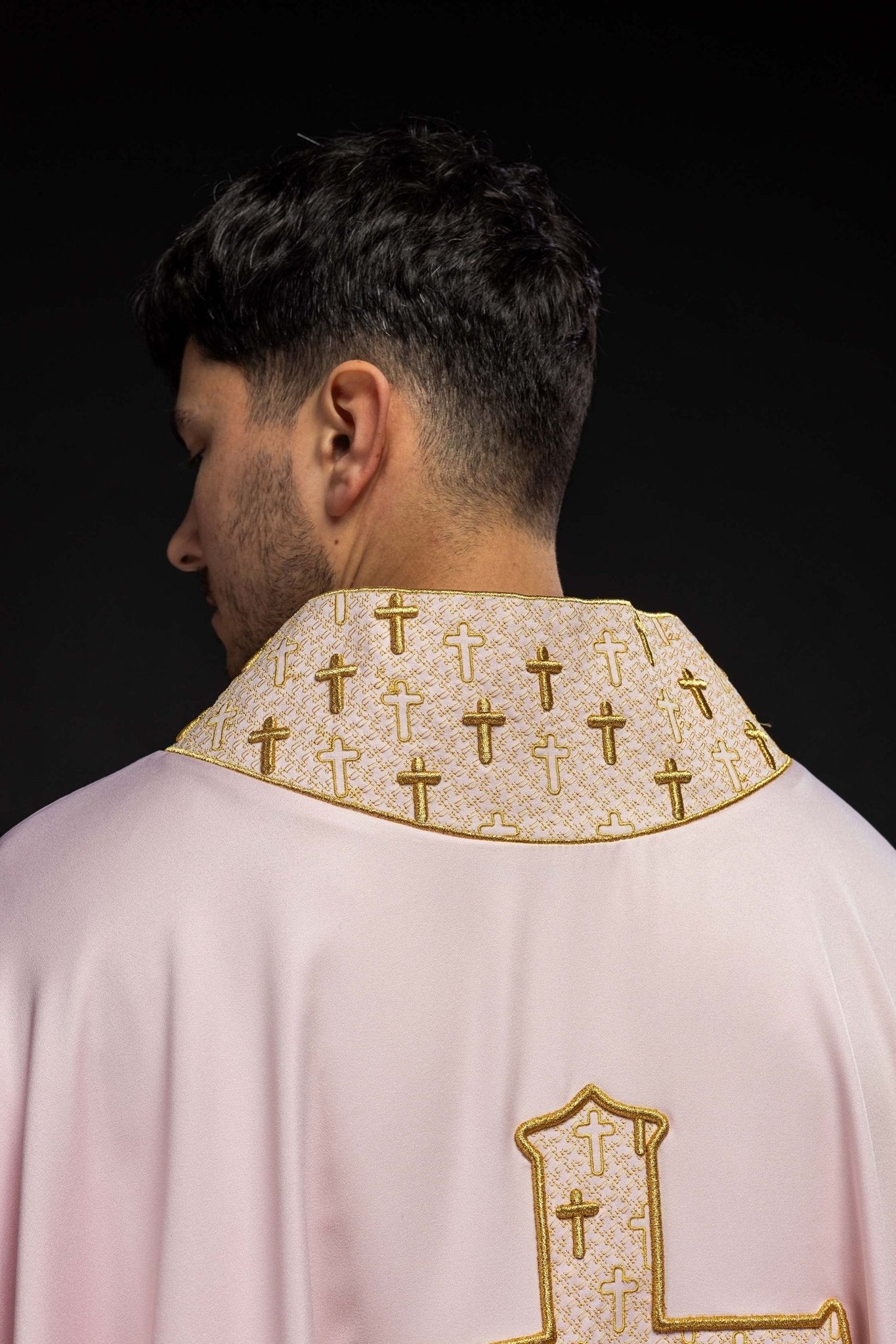 Casulla con una cruz ricamente bordada y cuello rosa S - 7061 - 08 - 53 - CASULLAS.ES