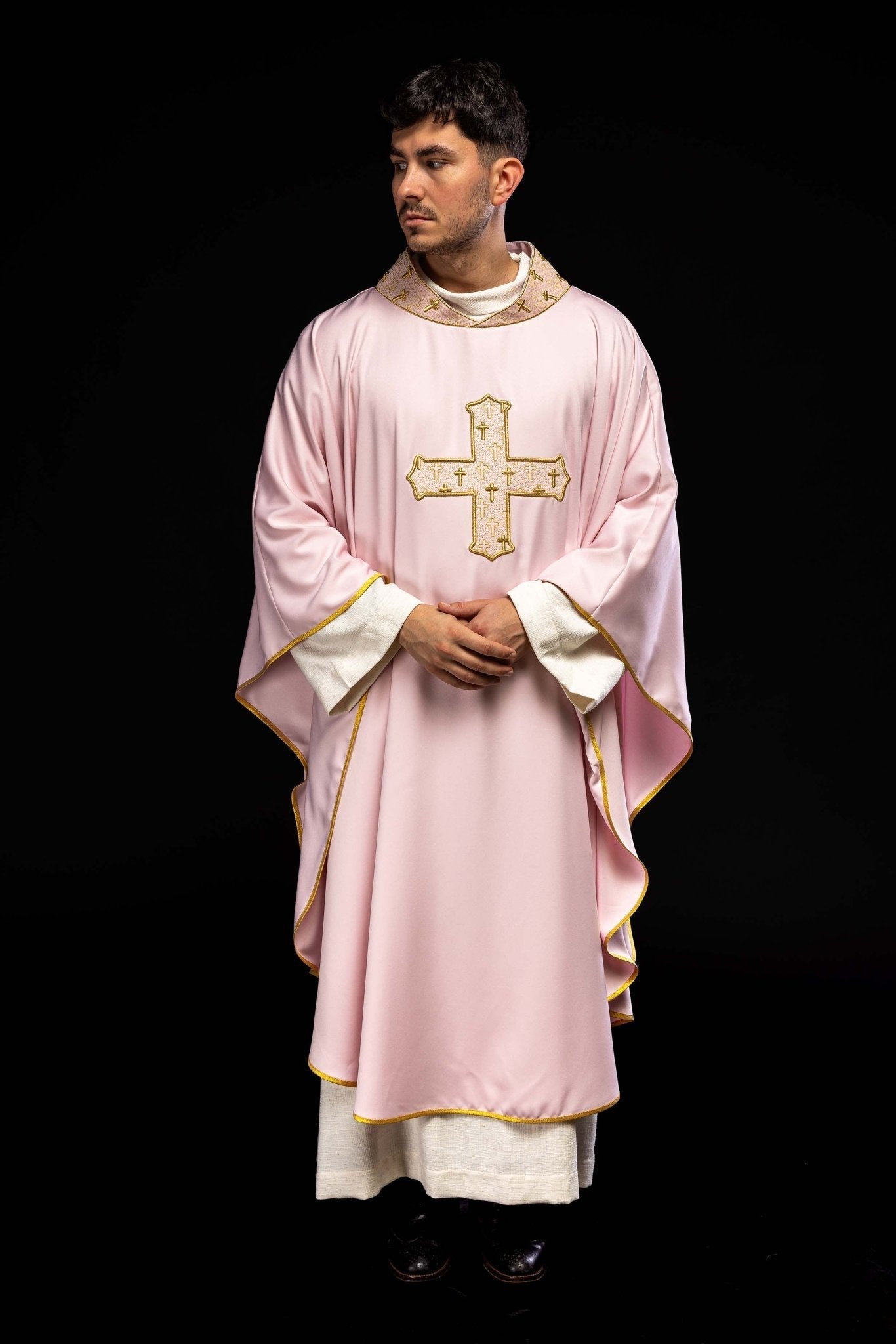 Casulla con una cruz ricamente bordada y cuello rosa S - 7061 - 08 - 53 - CASULLAS.ES