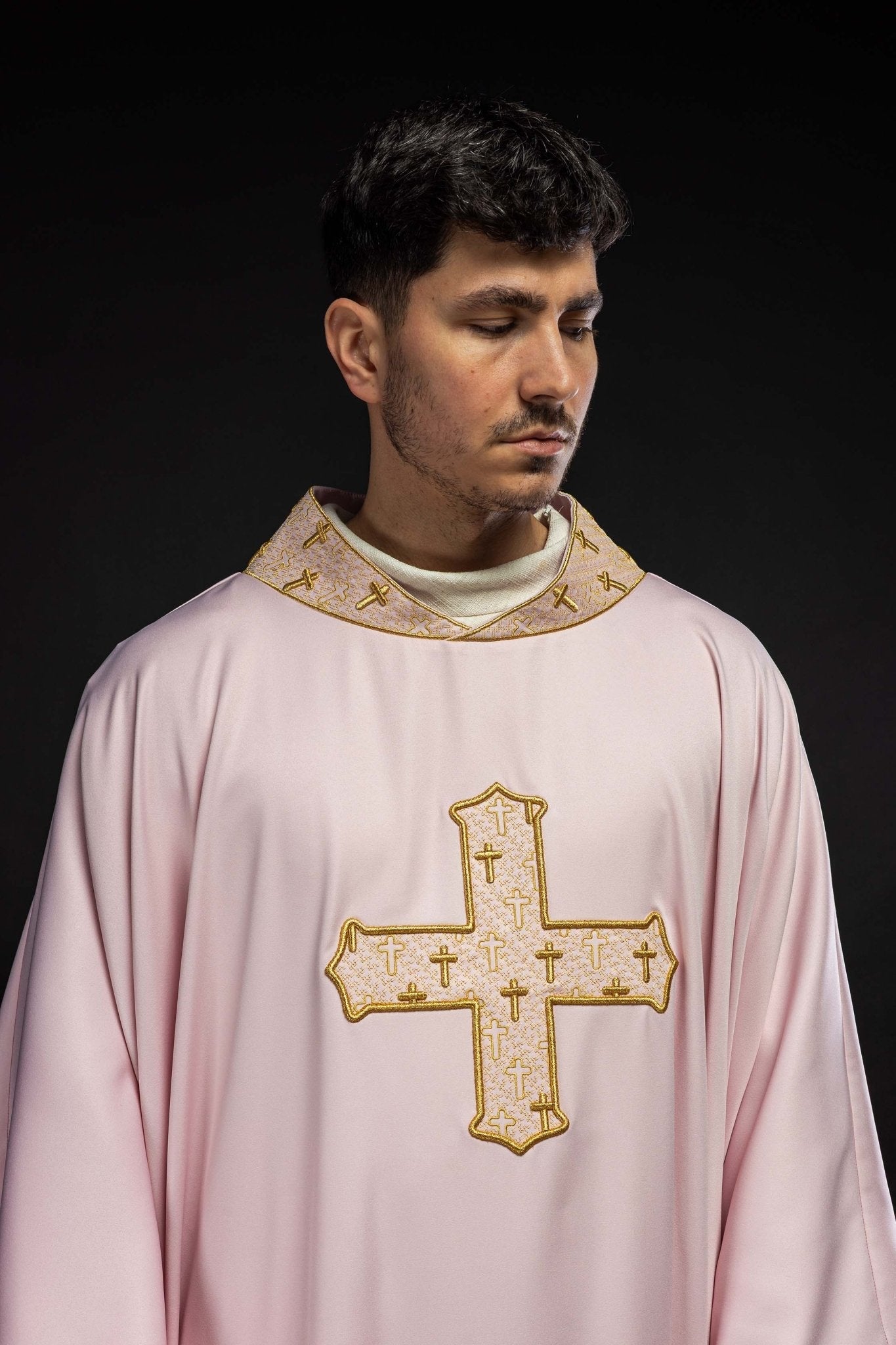 Casulla con una cruz ricamente bordada y cuello rosa S - 7061 - 08 - 53 - CASULLAS.ES
