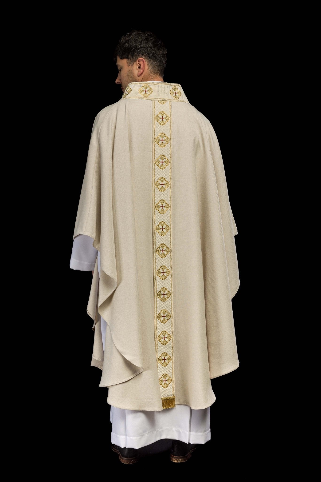 Casulla de color crudo con cinturón bordado y cuello cruzado S-7069-05-70 - CASULLAS.ES