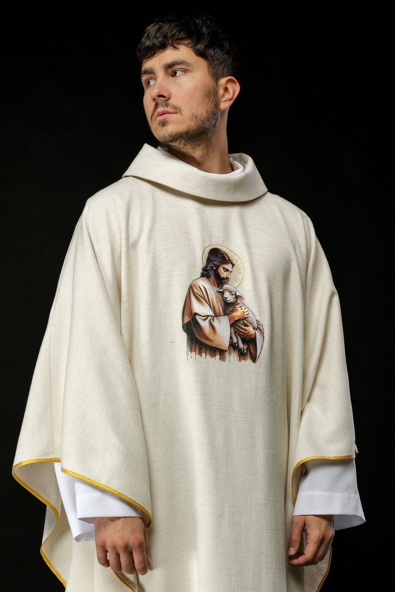 Casulla de color crudo con la imagen de Jesús el Buen Pastor con el Cordero KOW2/028/05/49 - CASULLAS.ES