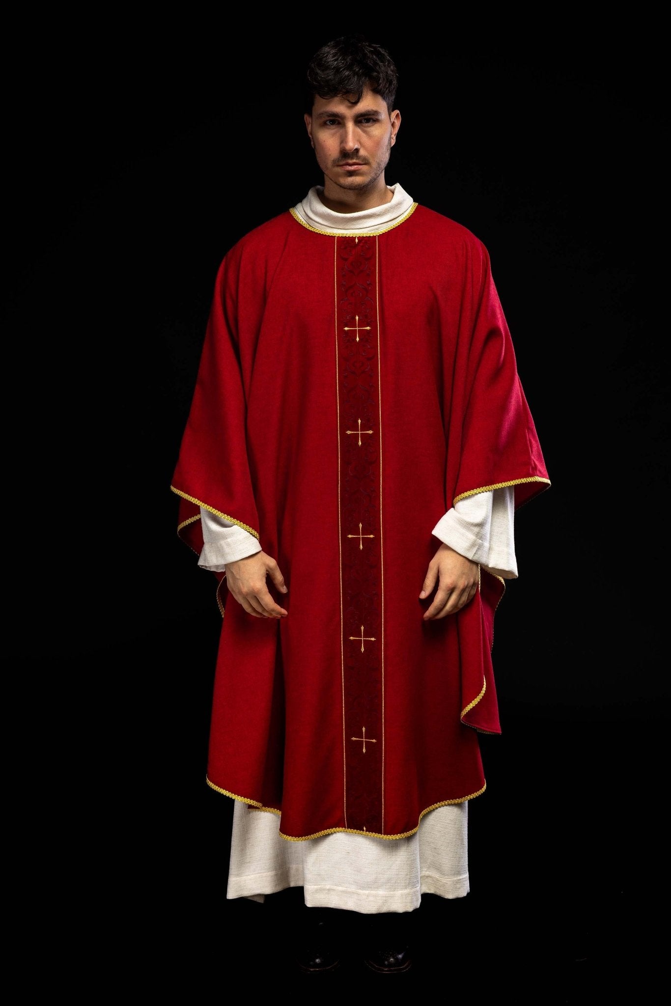 Casulla de color rojo con banda bordada con cruces LE/7074/02 - CASULLAS.ES