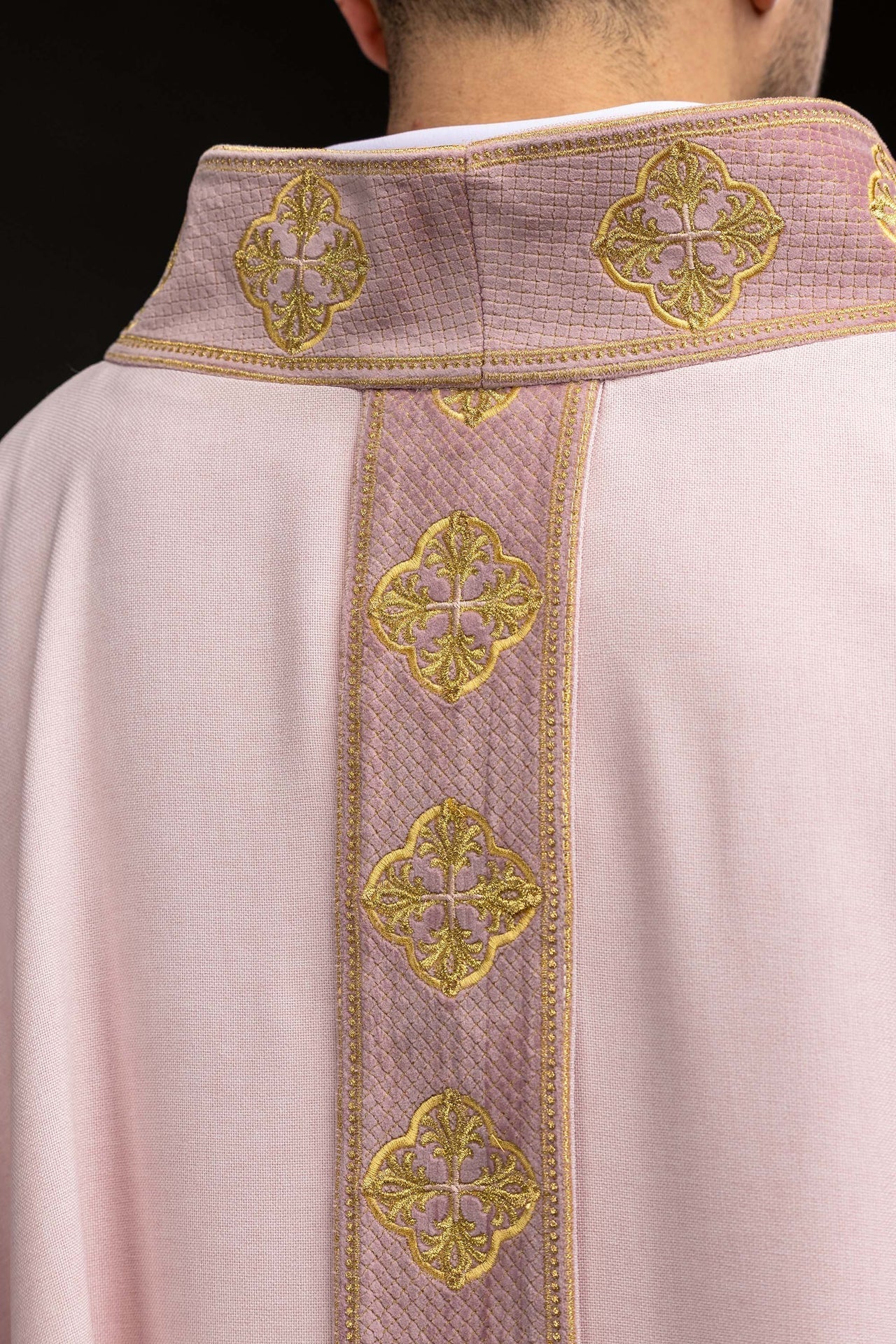 Casulla de color rosa con banda bordada y cuello con cruces S-7069-08-70 - CASULLAS.ES