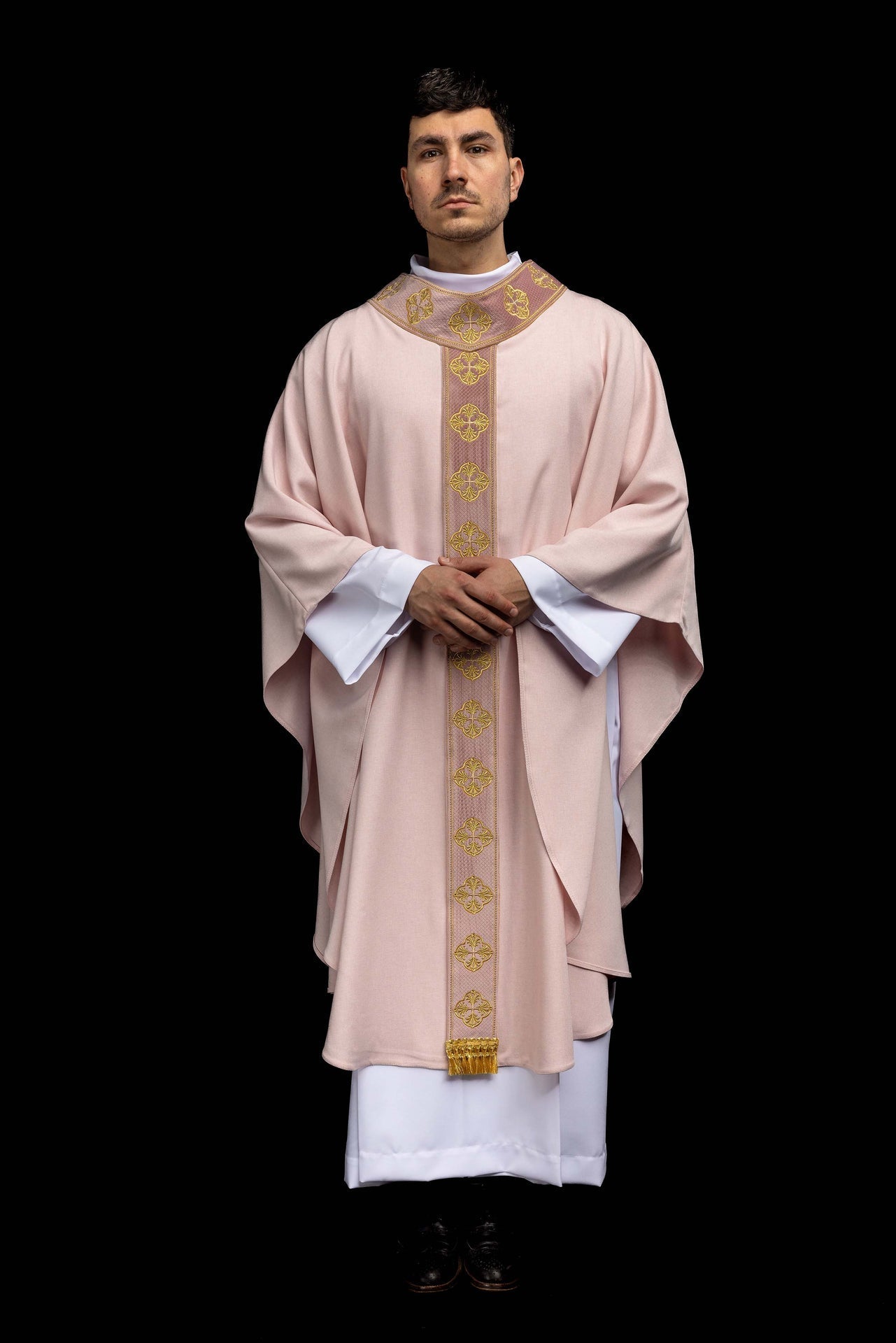 Casulla de color rosa con banda bordada y cuello con cruces S-7069-08-70 - CASULLAS.ES