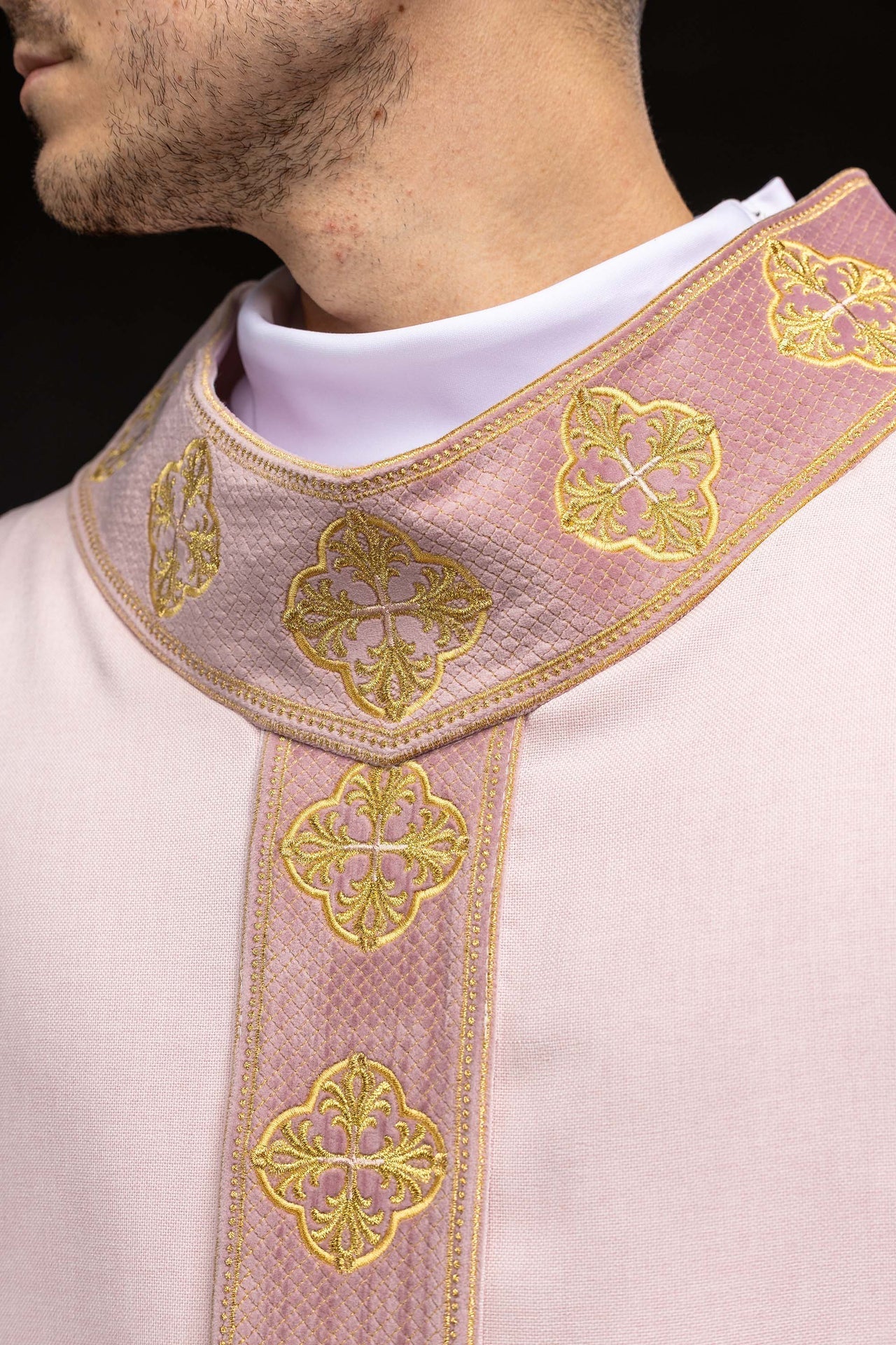 Casulla de color rosa con banda bordada y cuello con cruces S-7069-08-70 - CASULLAS.ES