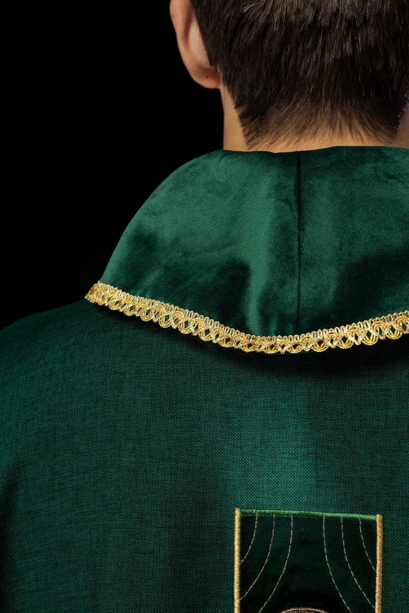 Casulla de cruces bordadas en oro y ribete del cuello en verde S - 7068 - 01 - 70 - CASULLAS.ES