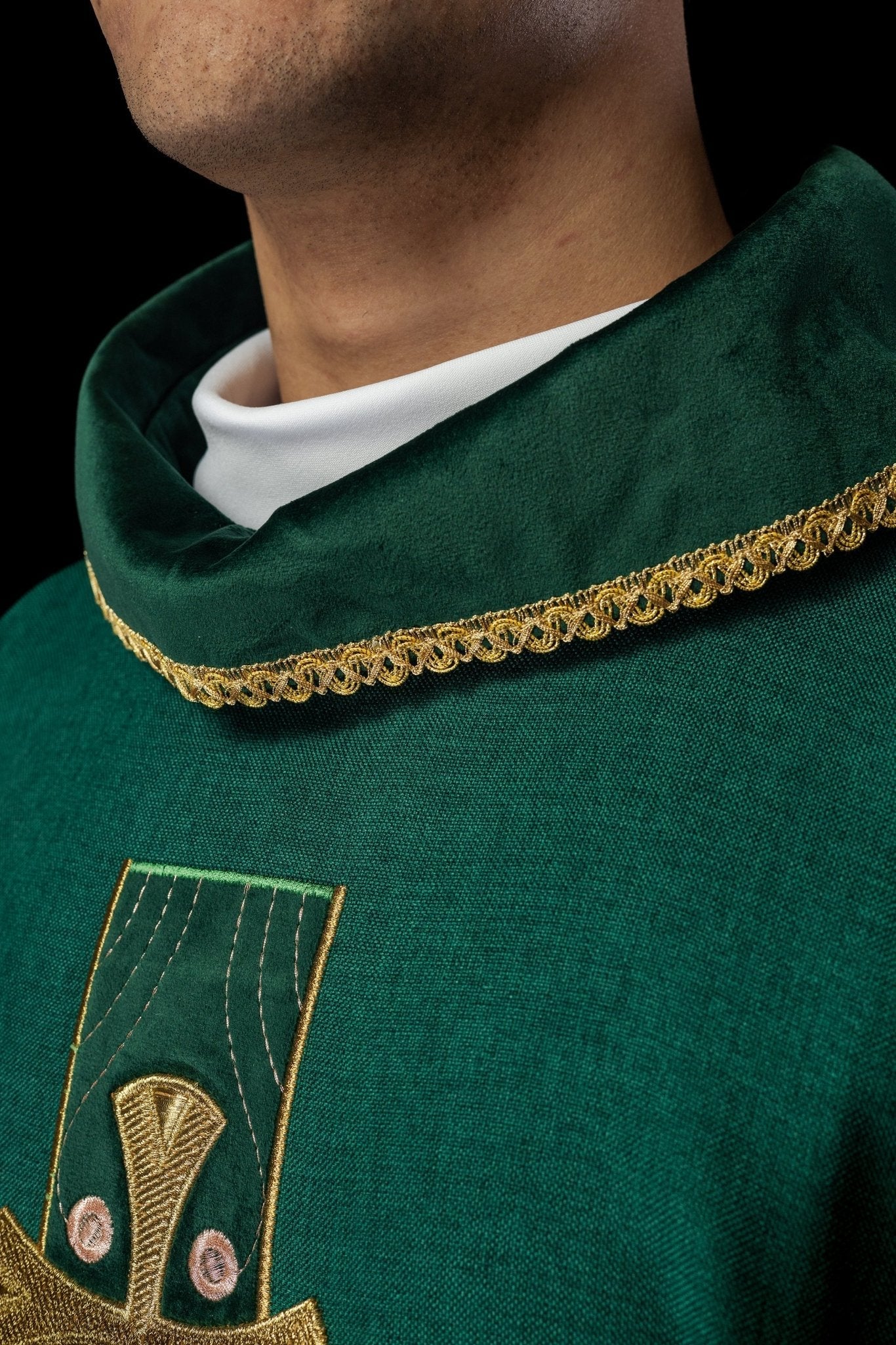Casulla de cruces bordadas en oro y ribete del cuello en verde S - 7068 - 01 - 70 - CASULLAS.ES