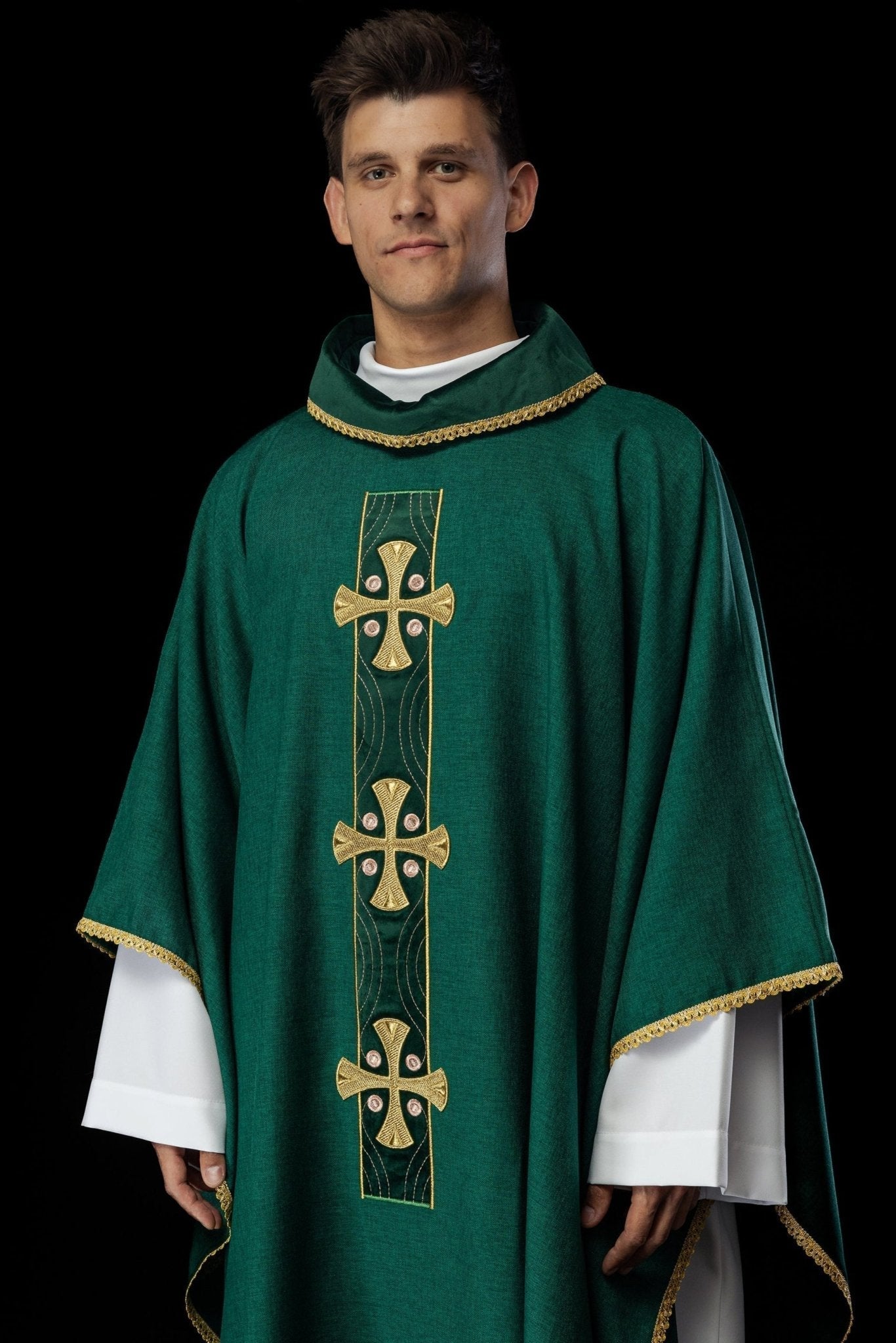 Casulla de cruces bordadas en oro y ribete del cuello en verde S - 7068 - 01 - 70 - CASULLAS.ES