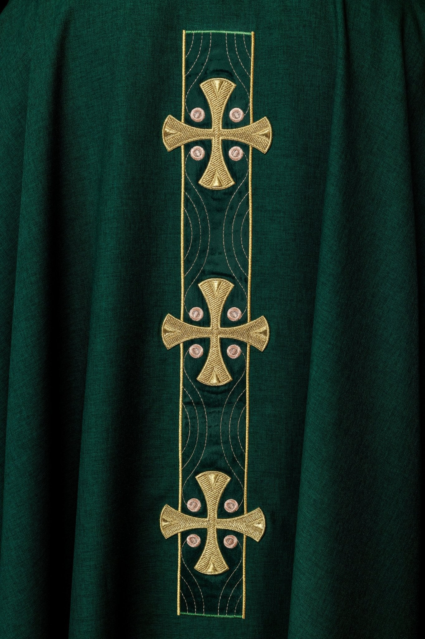 Casulla de cruces bordadas en oro y ribete del cuello en verde S - 7068 - 01 - 70 - CASULLAS.ES