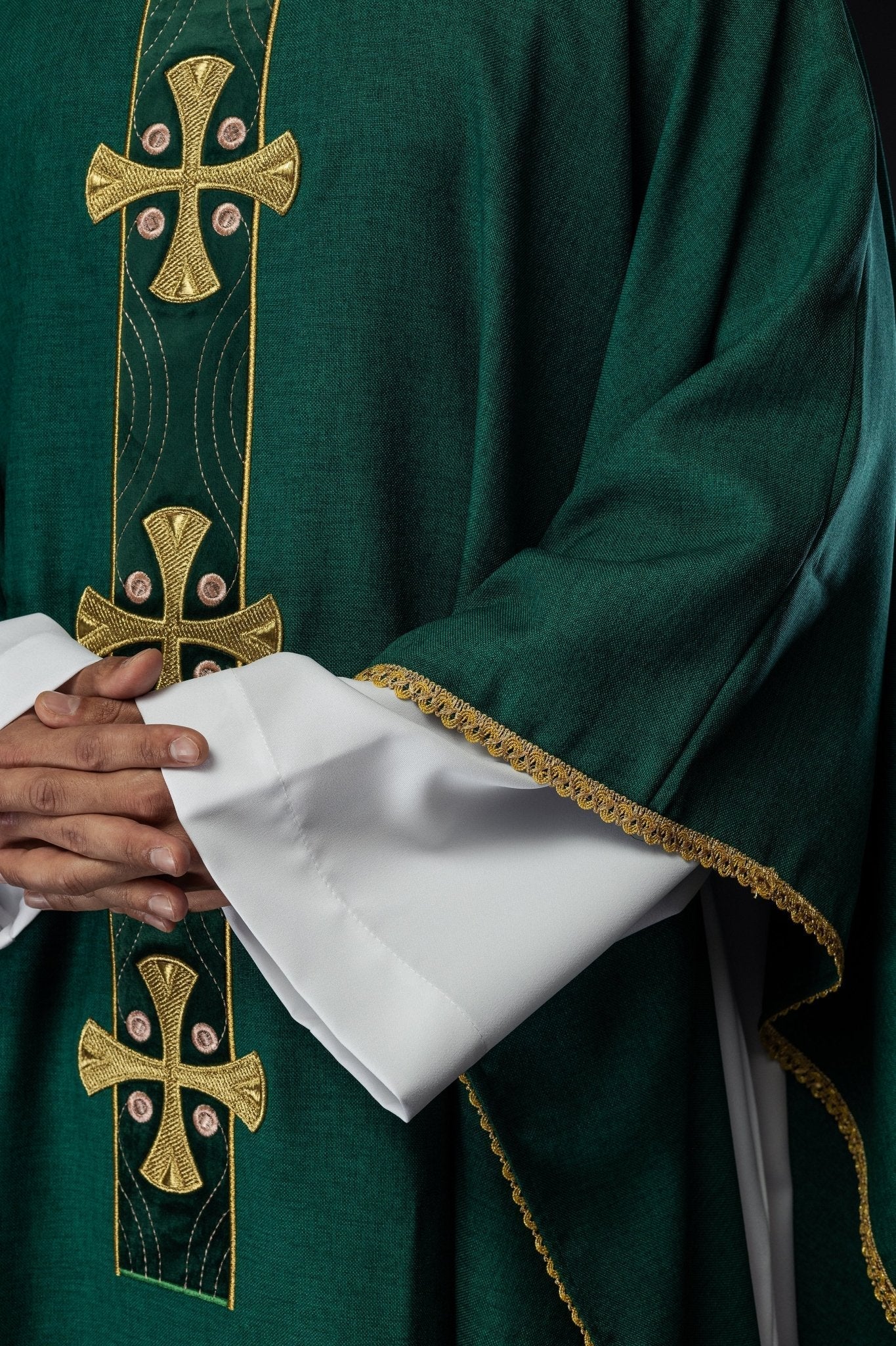 Casulla de cruces bordadas en oro y ribete del cuello en verde S - 7068 - 01 - 70 - CASULLAS.ES
