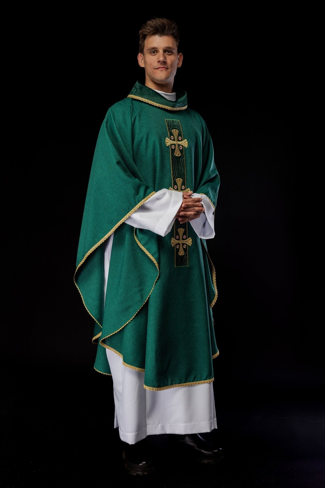 Casulla de cruces bordadas en oro y ribete del cuello en verde S - 7068 - 01 - 70 - CASULLAS.ES