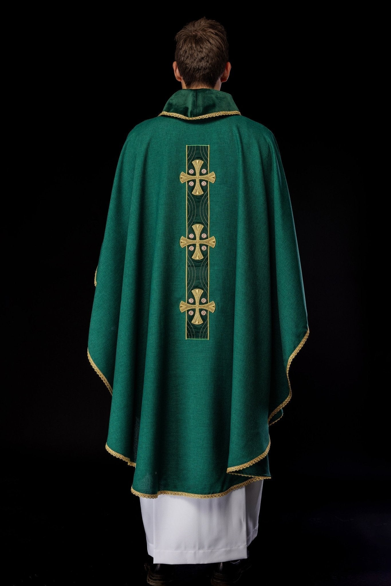Casulla de cruces bordadas en oro y ribete del cuello en verde S - 7068 - 01 - 70 - CASULLAS.ES