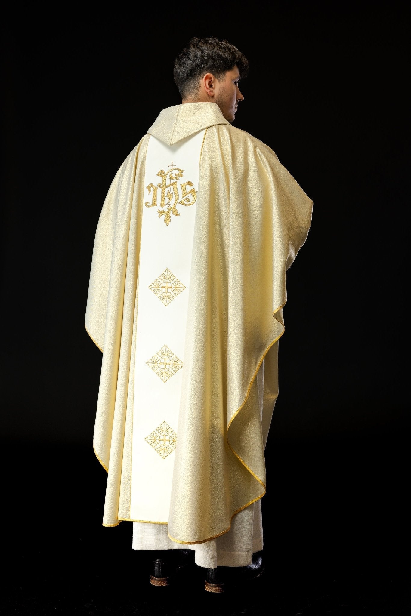 Casulla dorada con bordado Jesús misericordioso KOR/113/10/37 ZŁOTY - CASULLAS.ES