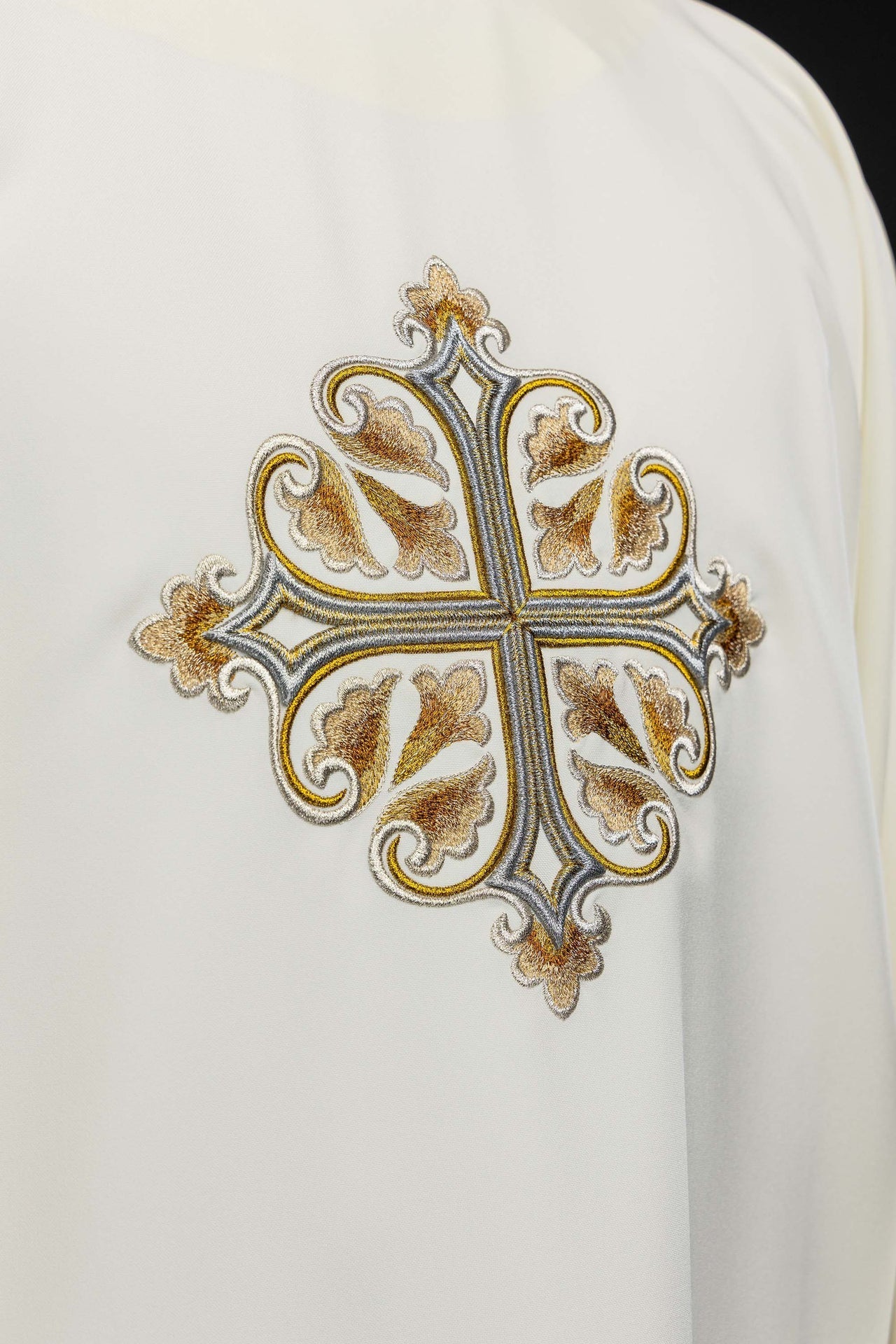 Casulla ecru bordada con cruz ornamentada y cuello amplio KOK/003/05/12/KARO - CASULLAS.ES