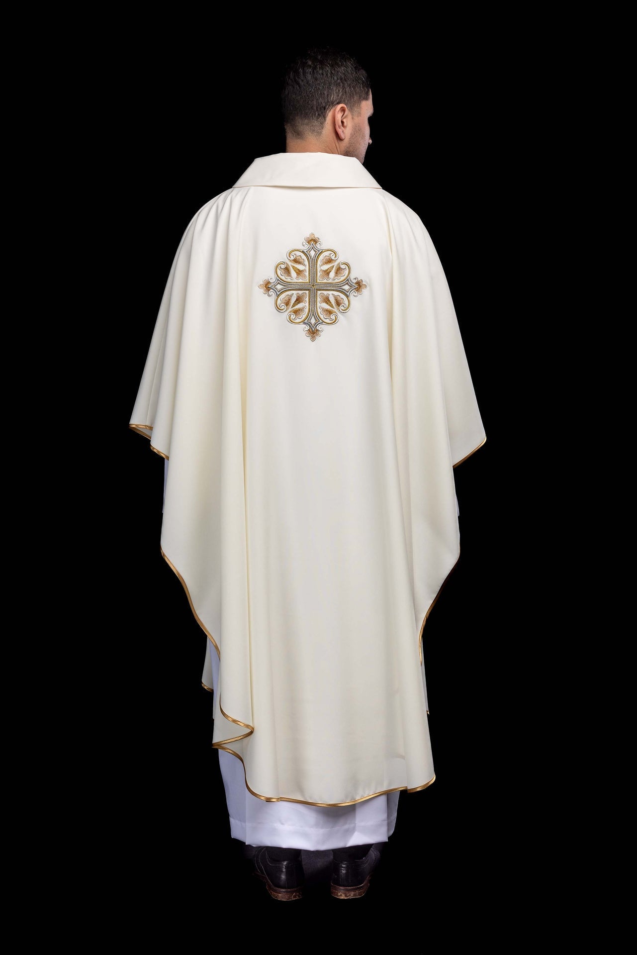 Casulla ecru bordada con cruz ornamentada y cuello amplio KOK/003/05/12/KARO - CASULLAS.ES